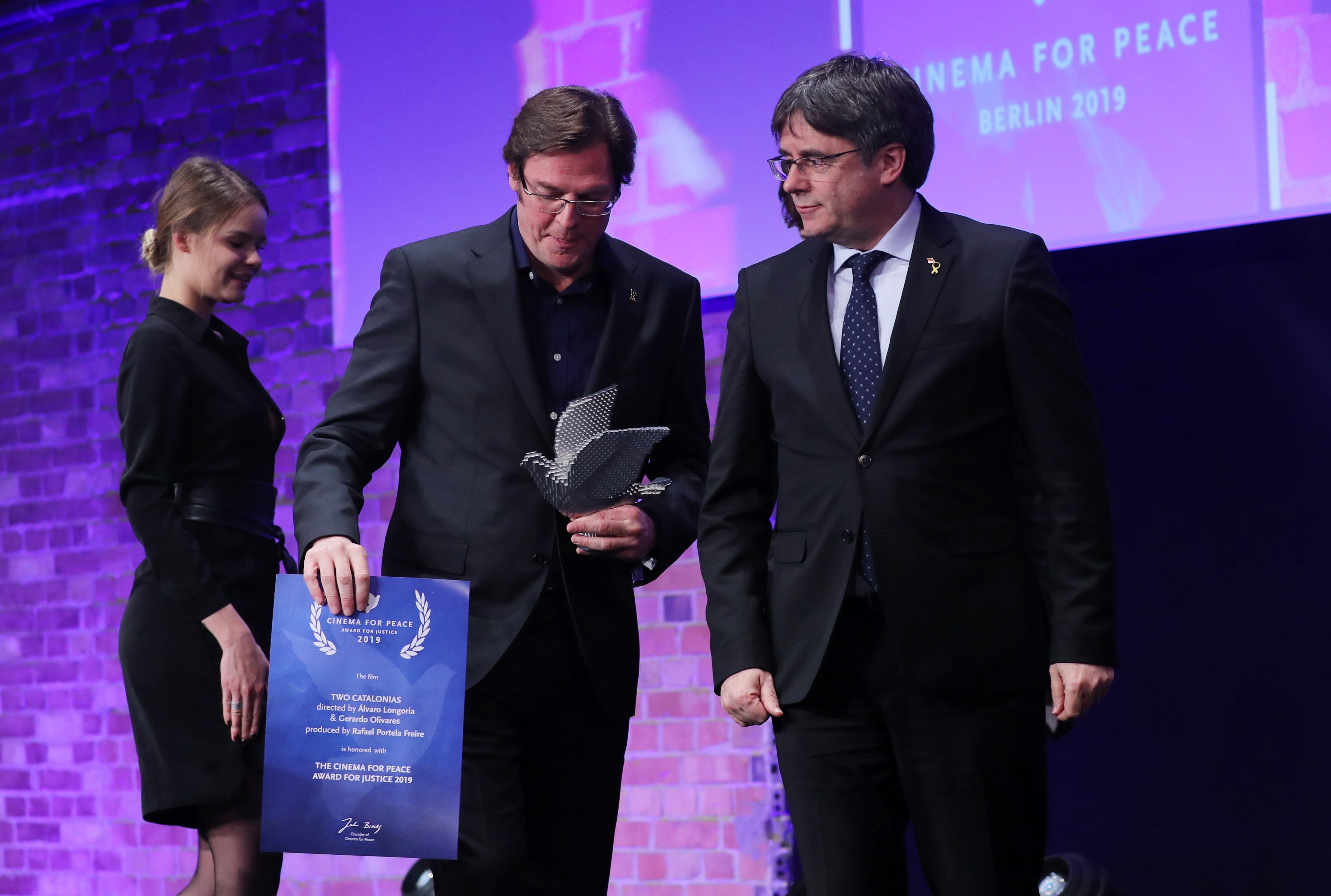 L'equip del documental 'Dos Cataluñas' retorna un premi per haver-lo rebut de mans de Puigdemont