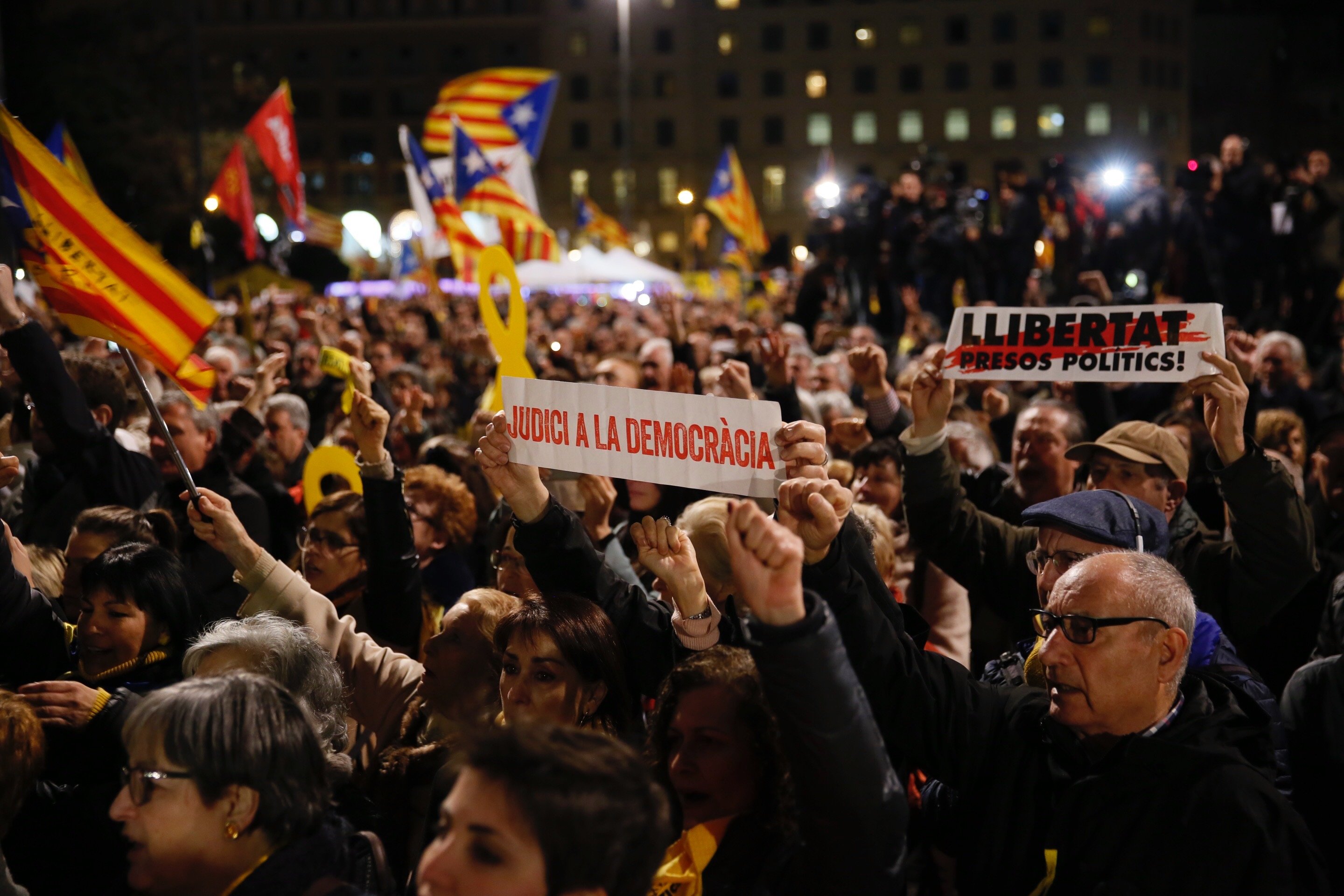Manifestaciones por todo Catalunya para denunciar el inicio del juicio al procés