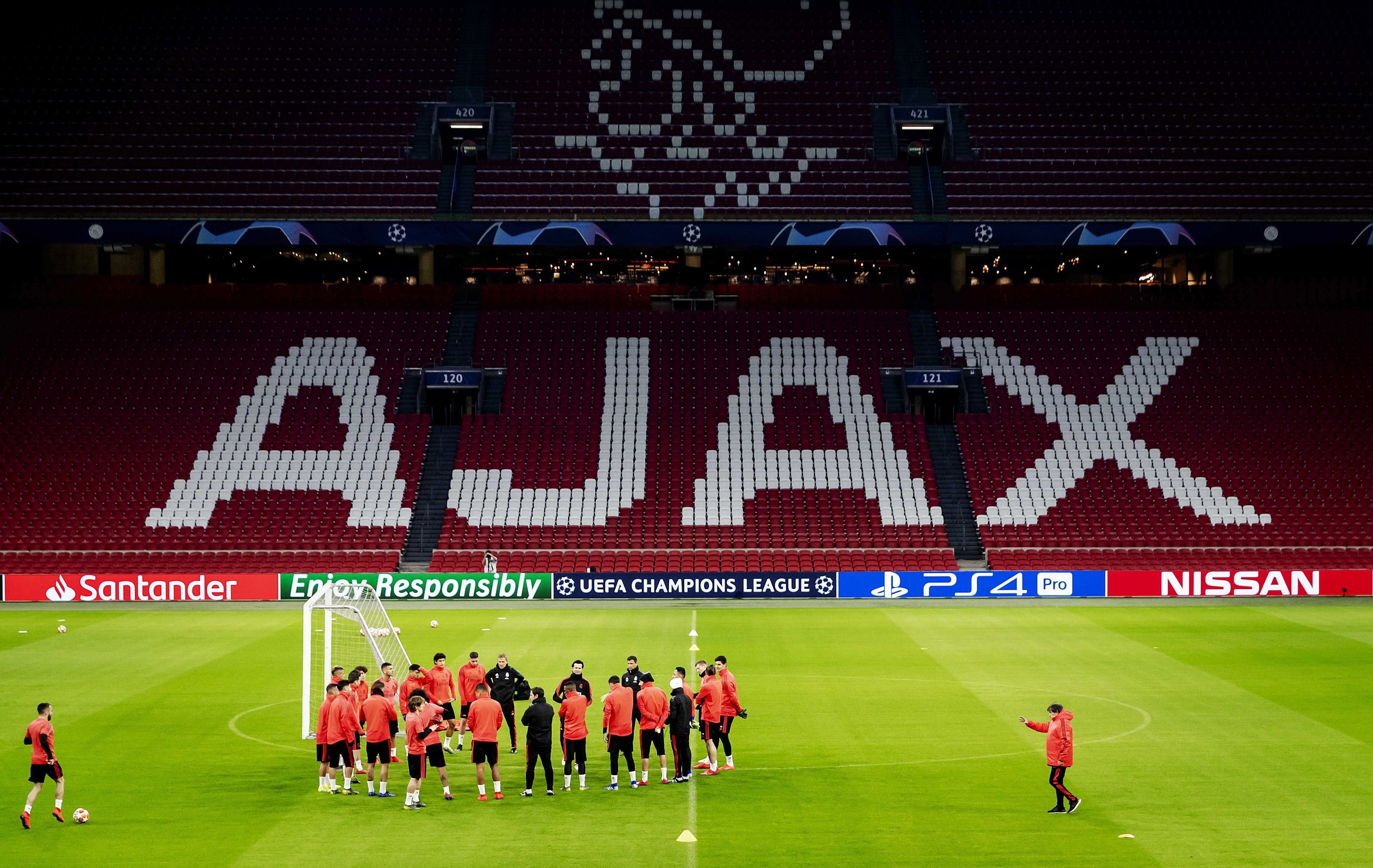Aficionados radicales del Ajax despiertan a los jugadores del Madrid con petardos