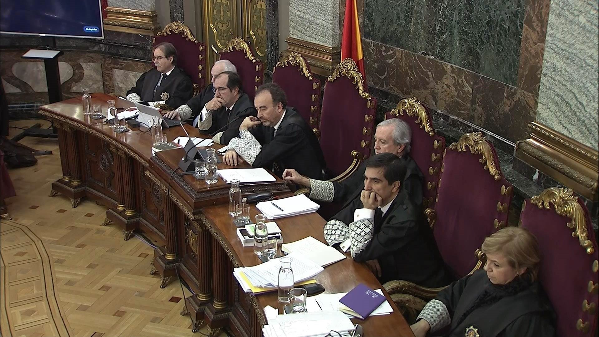 La persistente insumisión de los catalanes se extiende por la sala del Supremo