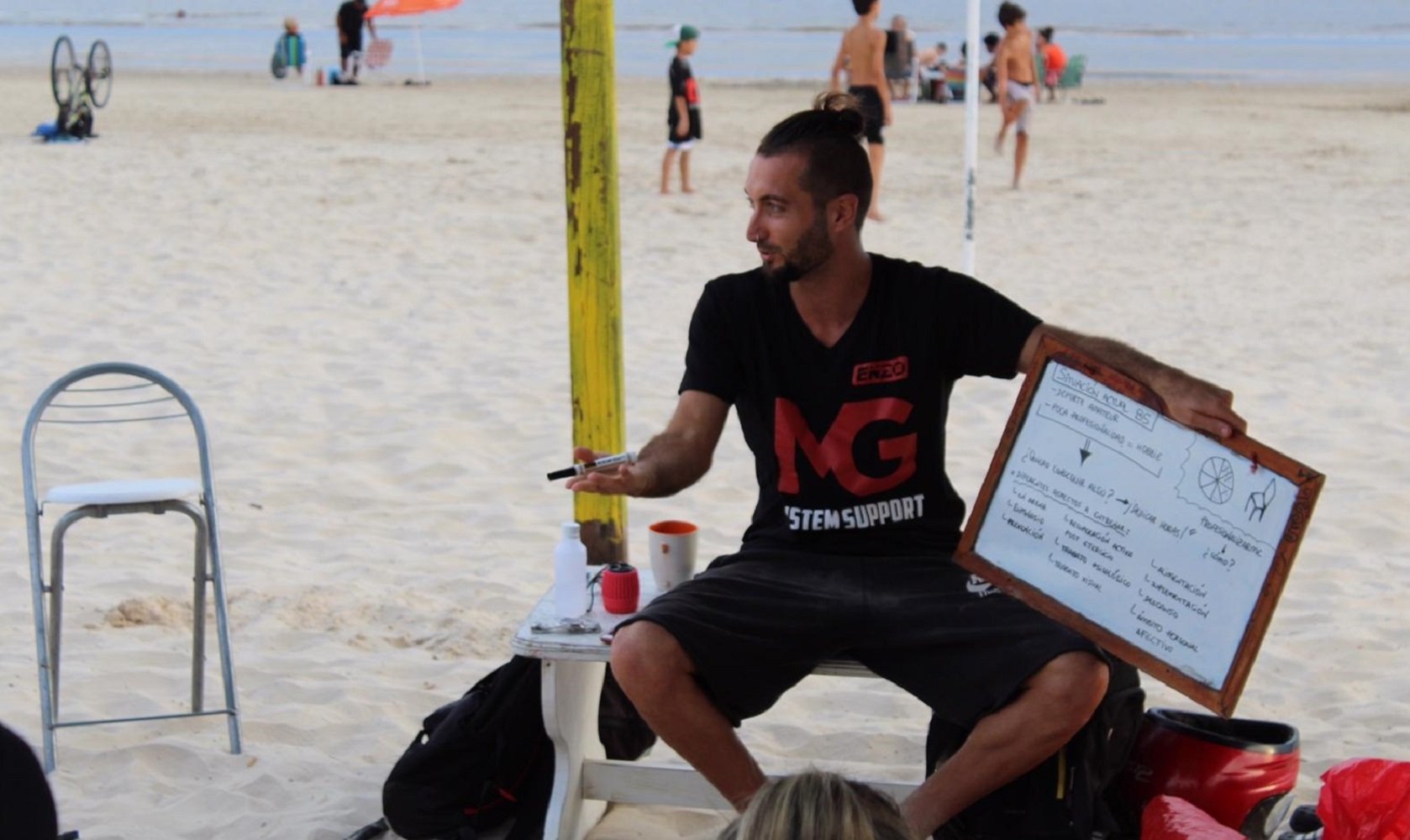 L'estrella del futbol platja Llorenç Gómez també fa de mestre