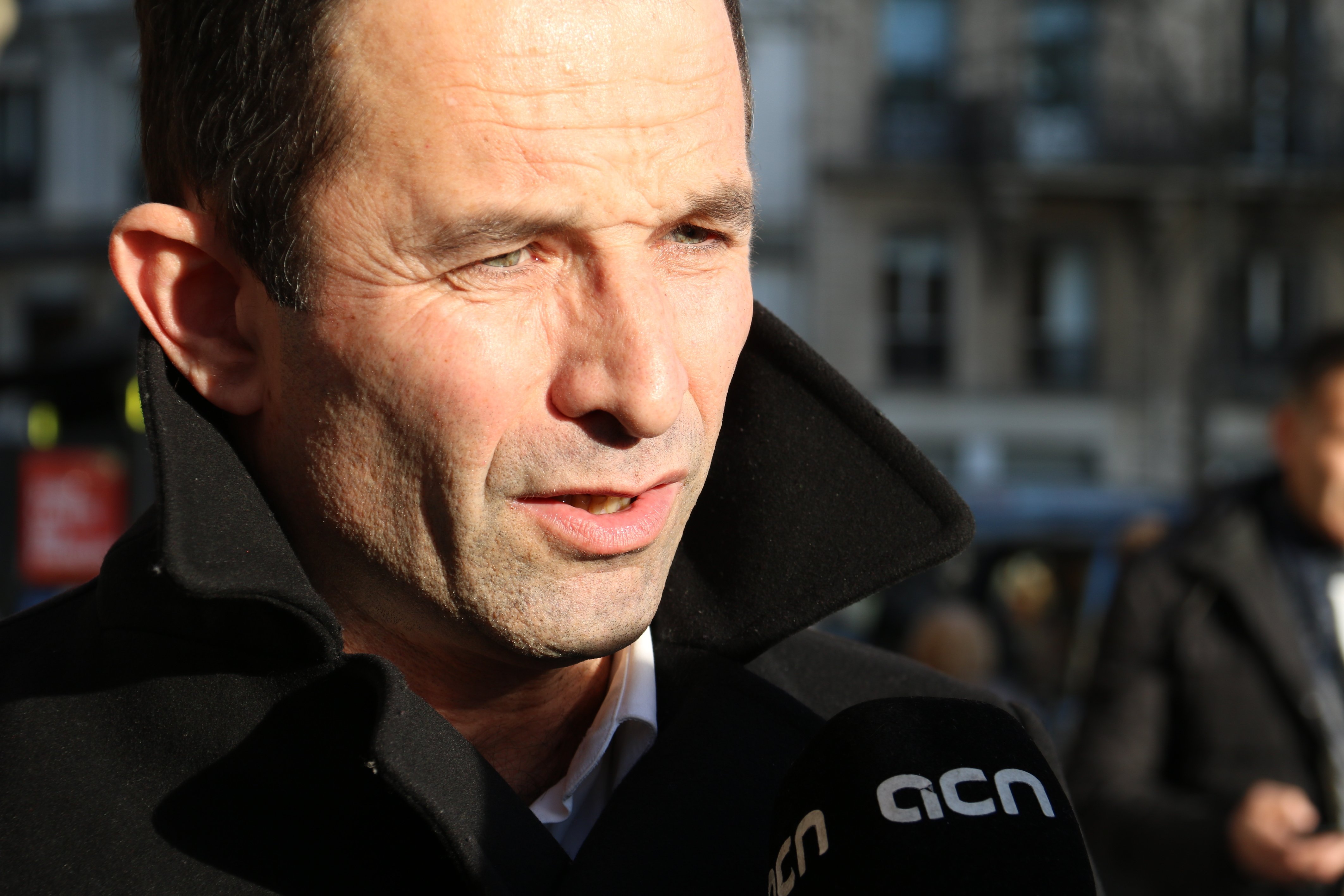Hamon tilda el juicio de "político" y pide a la UE que intervenga