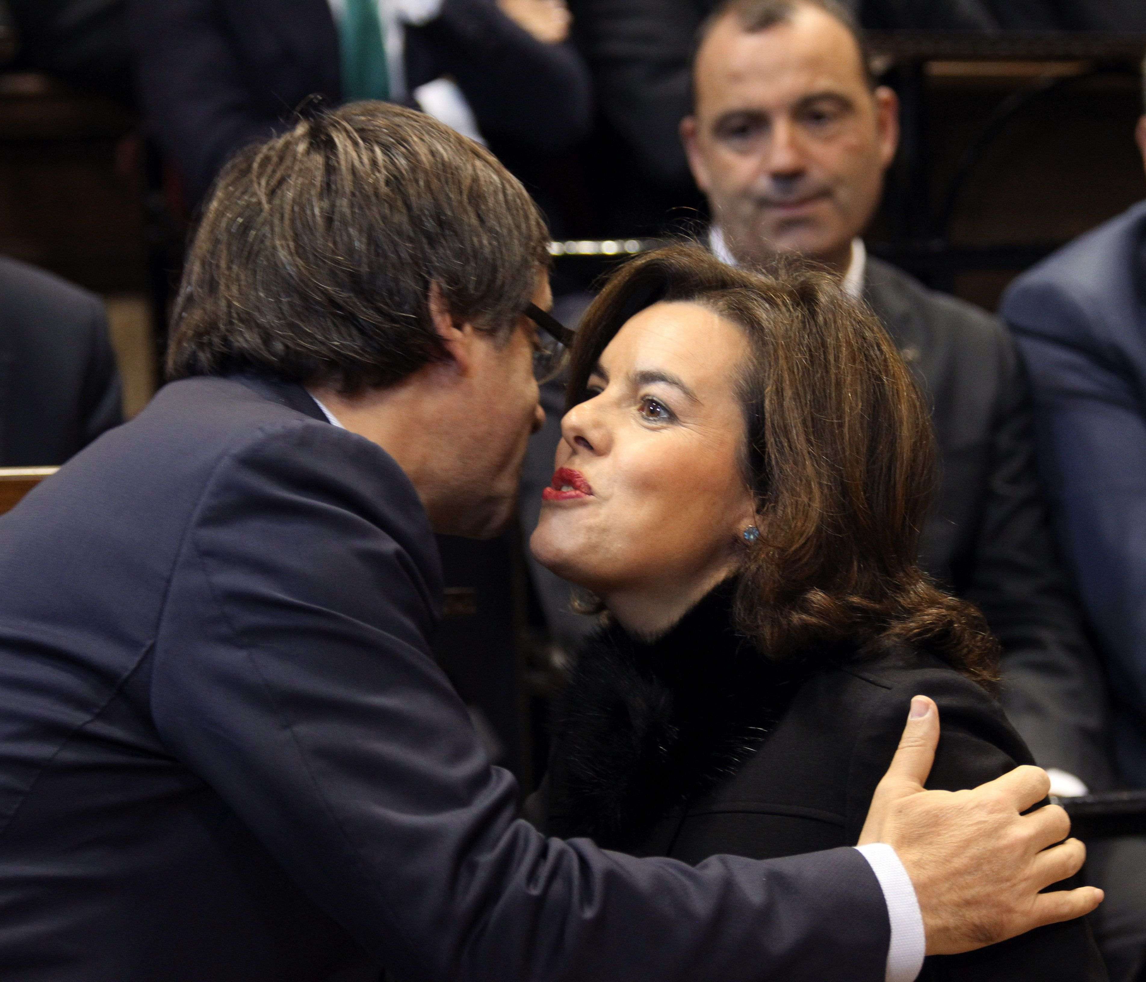 Puigdemont come con Soraya después de la polvareda de la Operación Sant Jordi