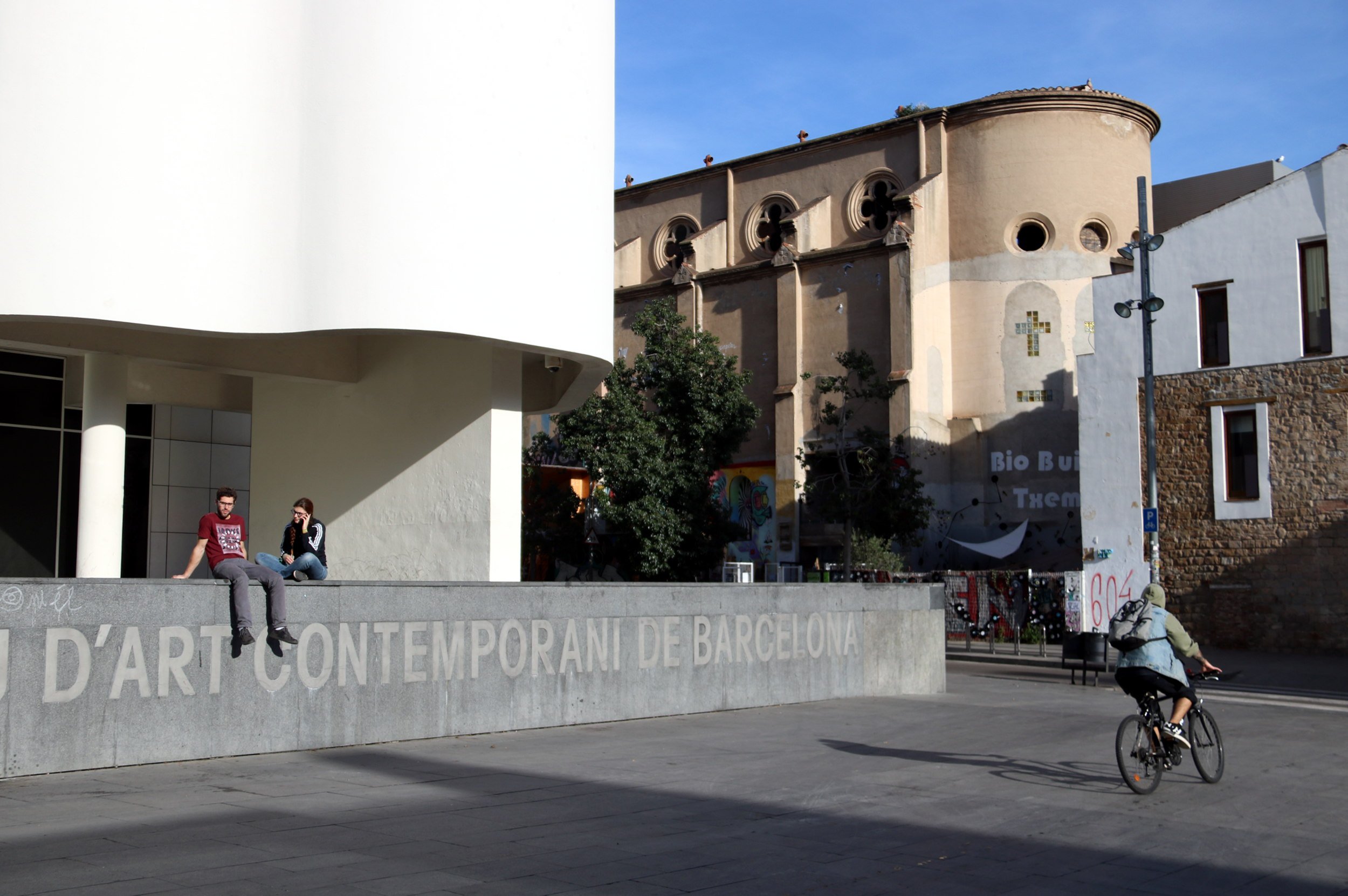 La oposición culpa Colau del conflicto entre el CAP Raval y el MACBA