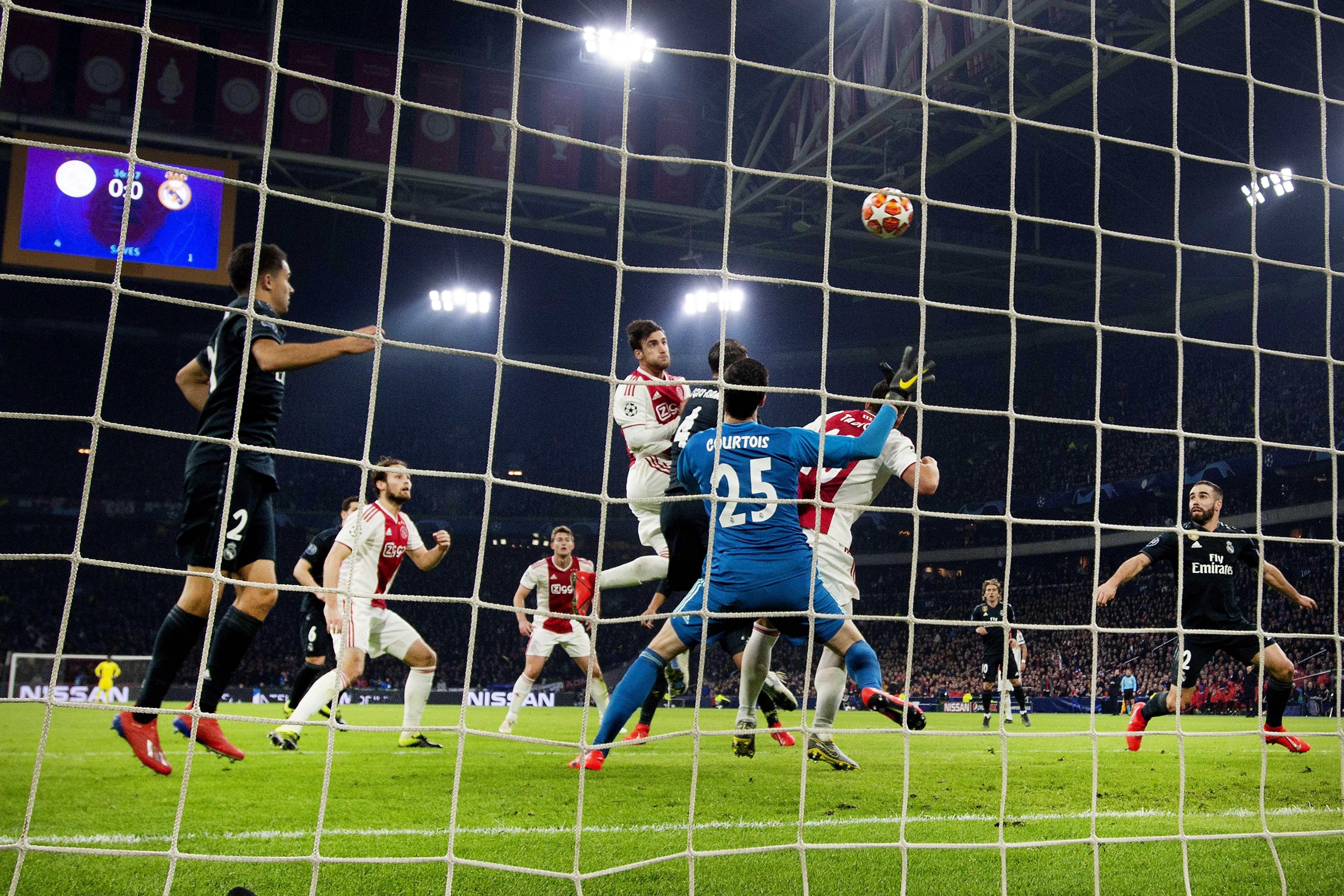 El Madrid guanya l'Ajax gràcies al VAR
