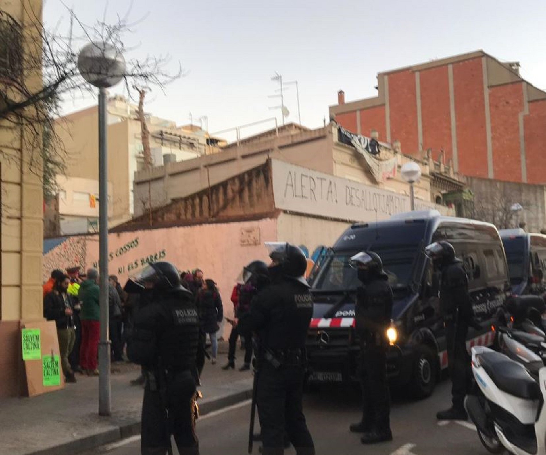 Els Mossos desallotgen les tres cases de Gràcia amb l'alzina bicentenària