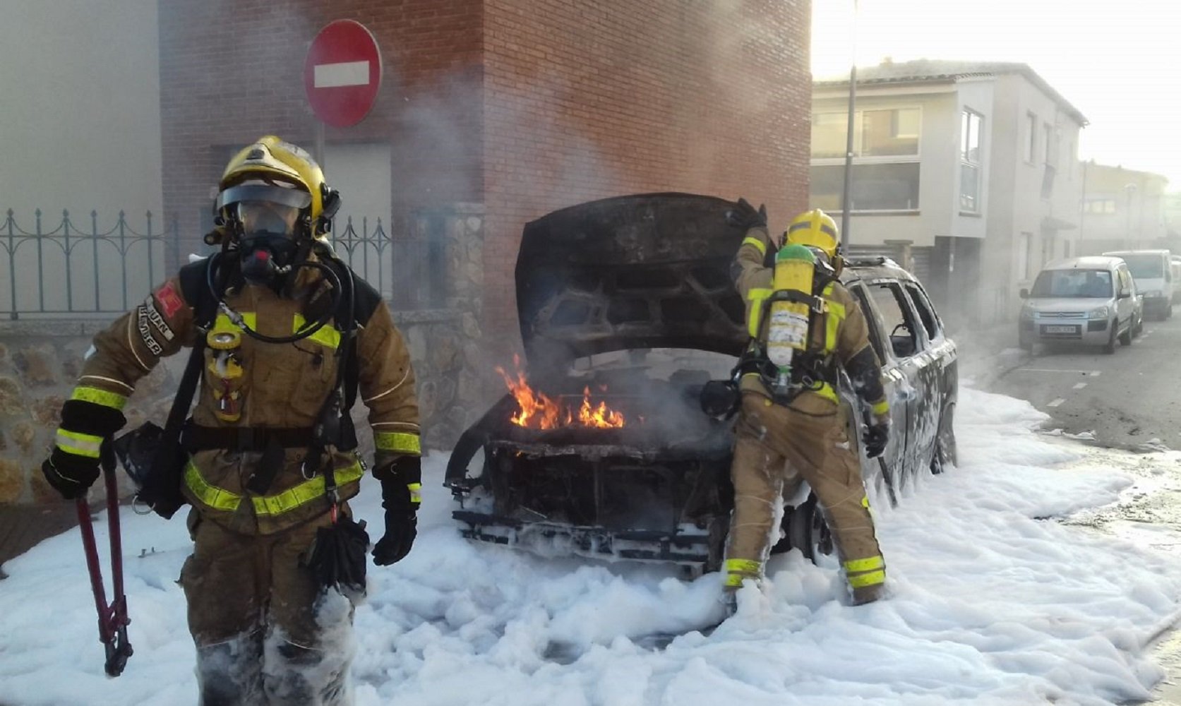 El incendio de un coche colapsa los parques de bomberos de Girona