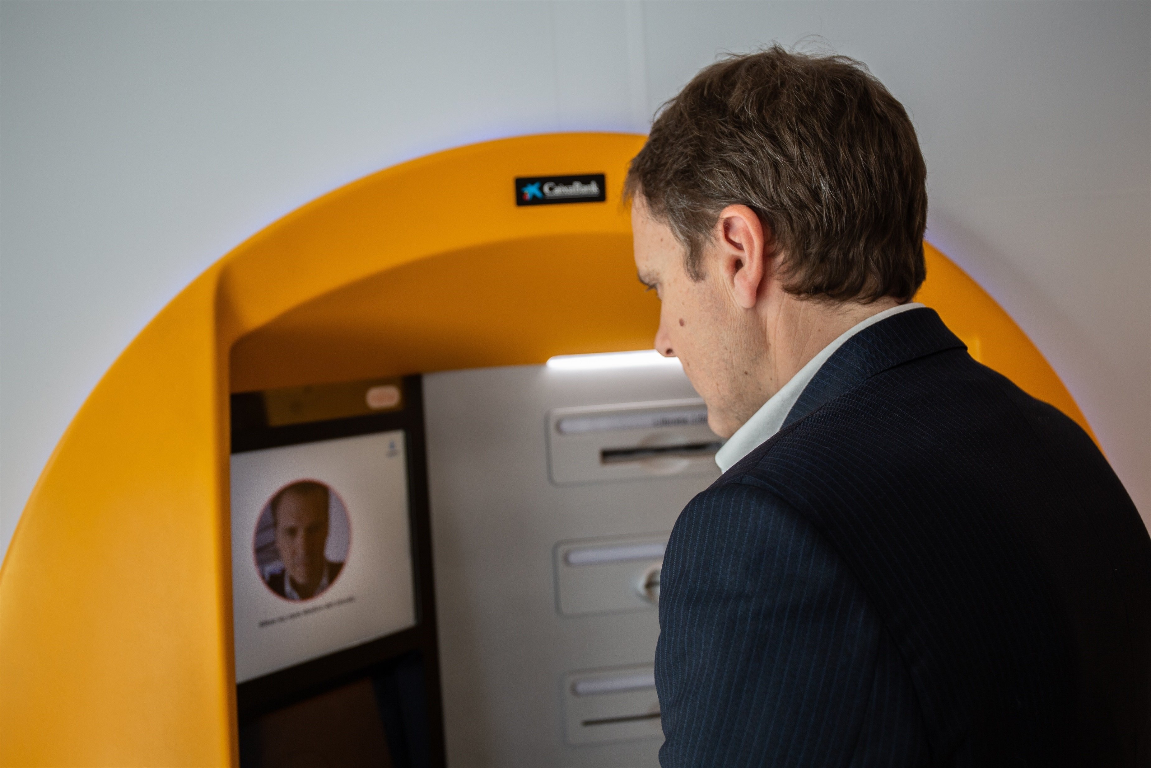 CaixaBank utilitzarà el reconeixement facial per treure diners als seus caixers