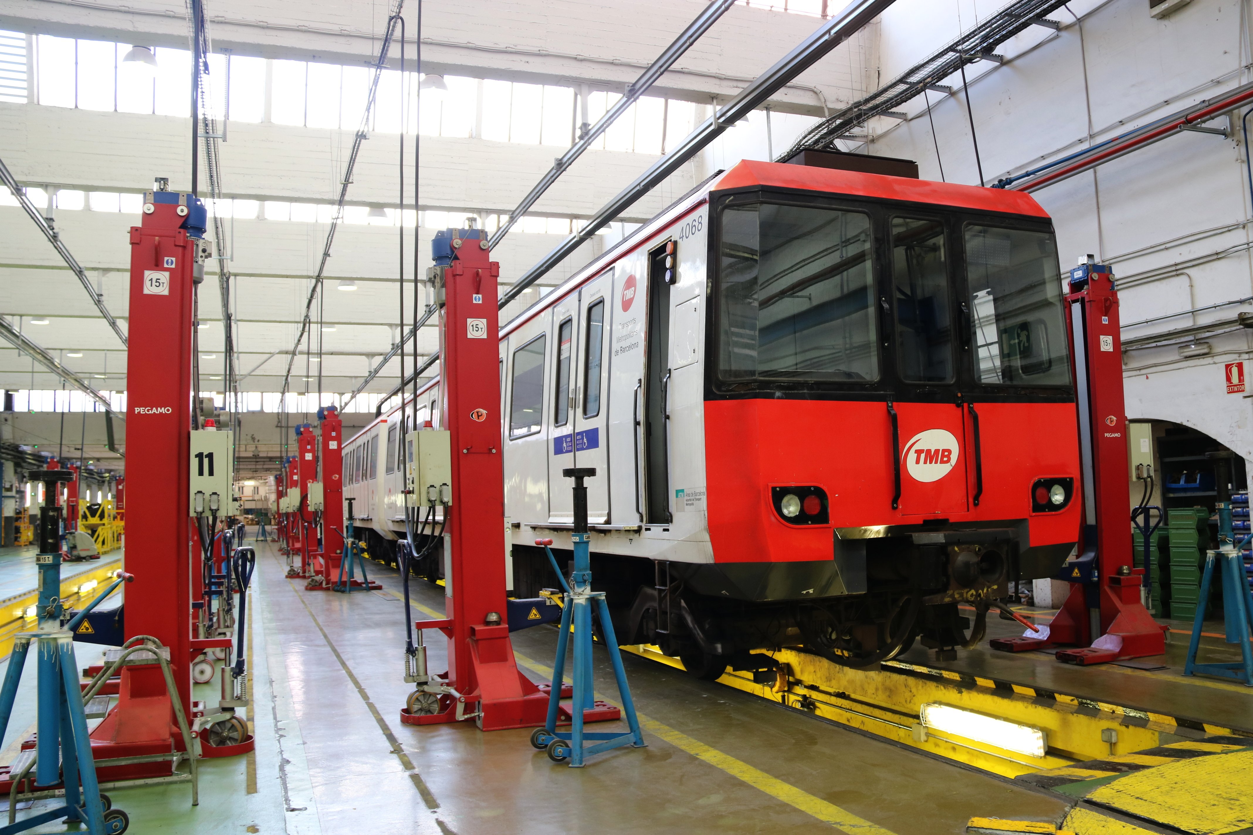 TMB troba pintura amb amiant en 94 vagons del metro de Barcelona