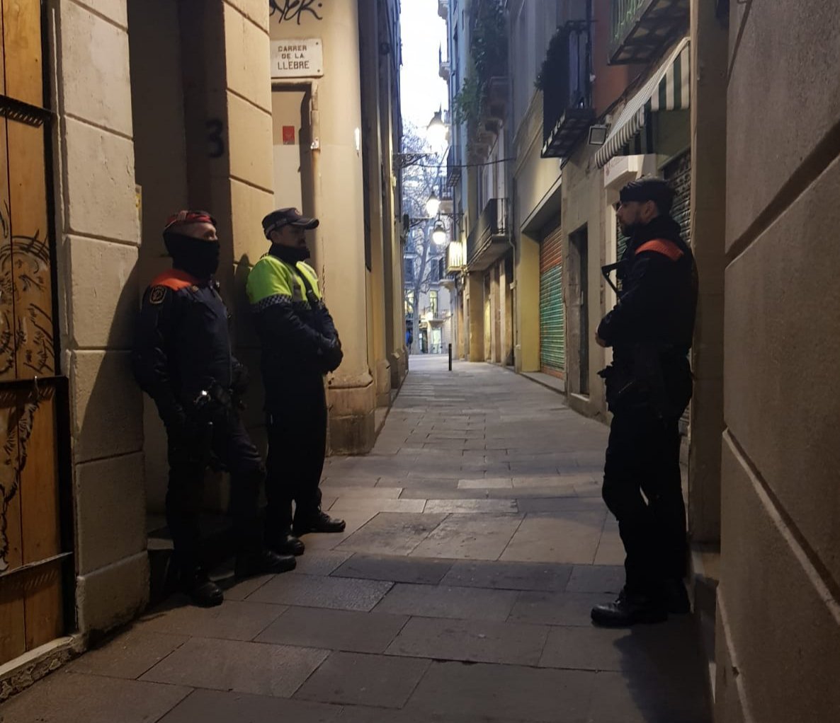 Operativo antidroga para desmantelar tres pisos en el barrio Gótico de Barcelona