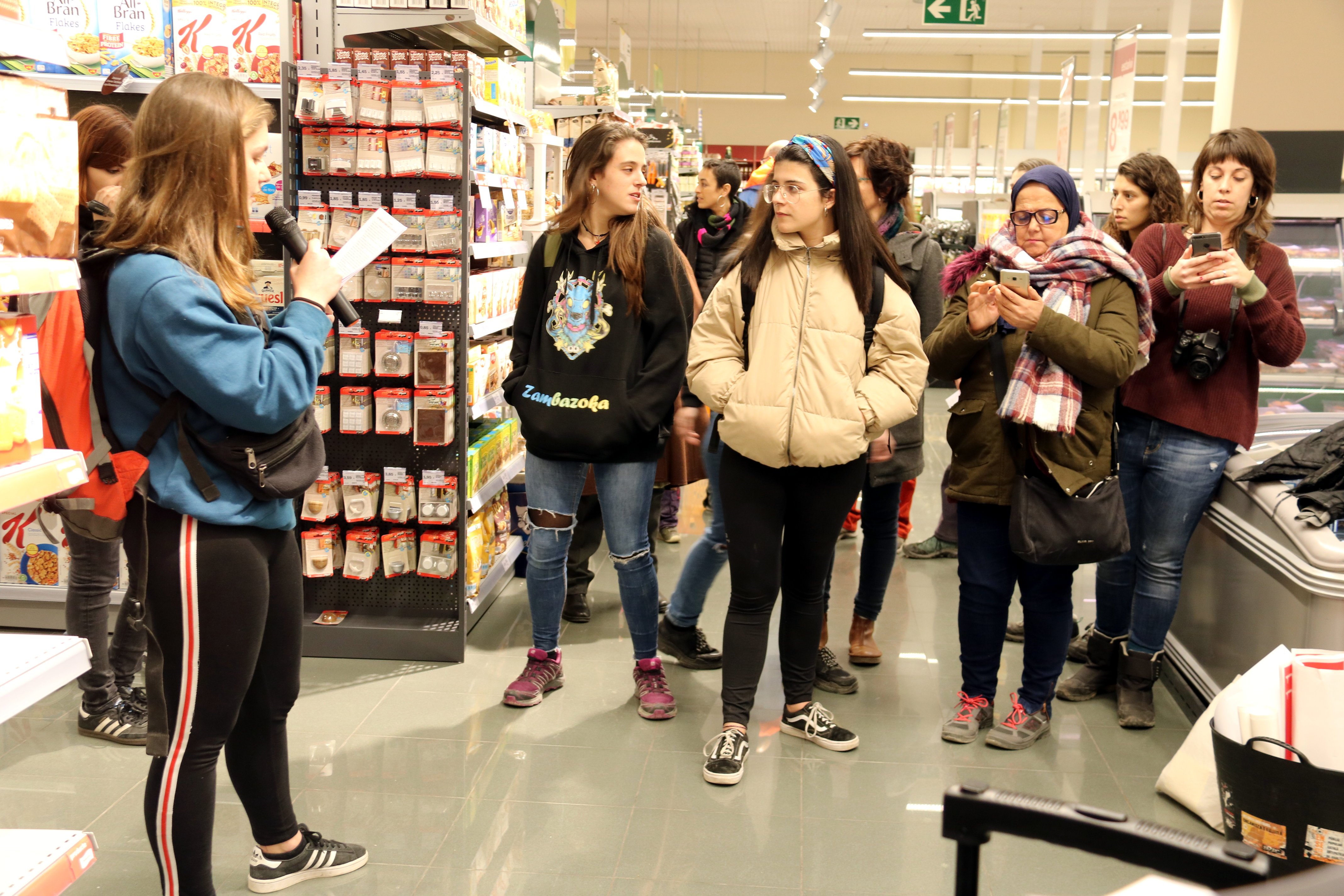 Un grup feminista ocupa un supermercat a Sant Joan de Vilatorrada