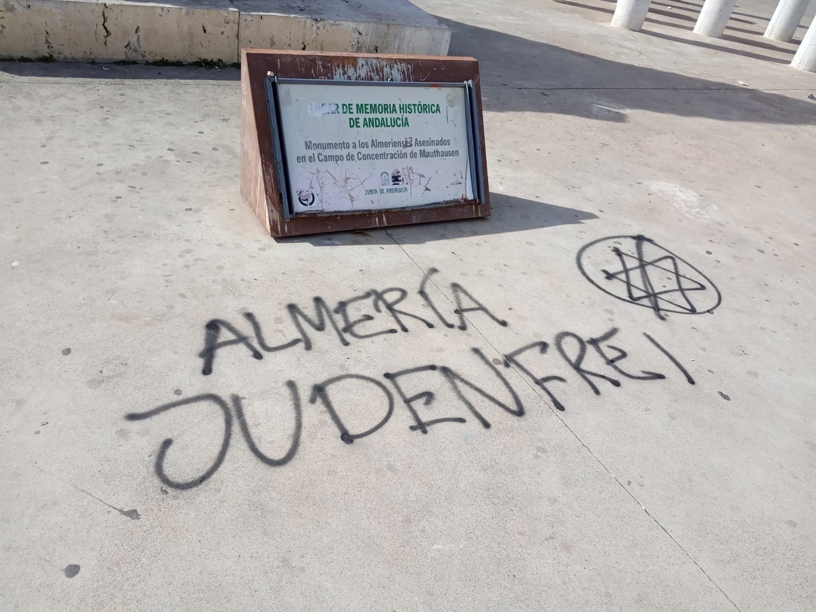 Ataque nazi en el monumento a las víctimas de Mauthausen de Almería