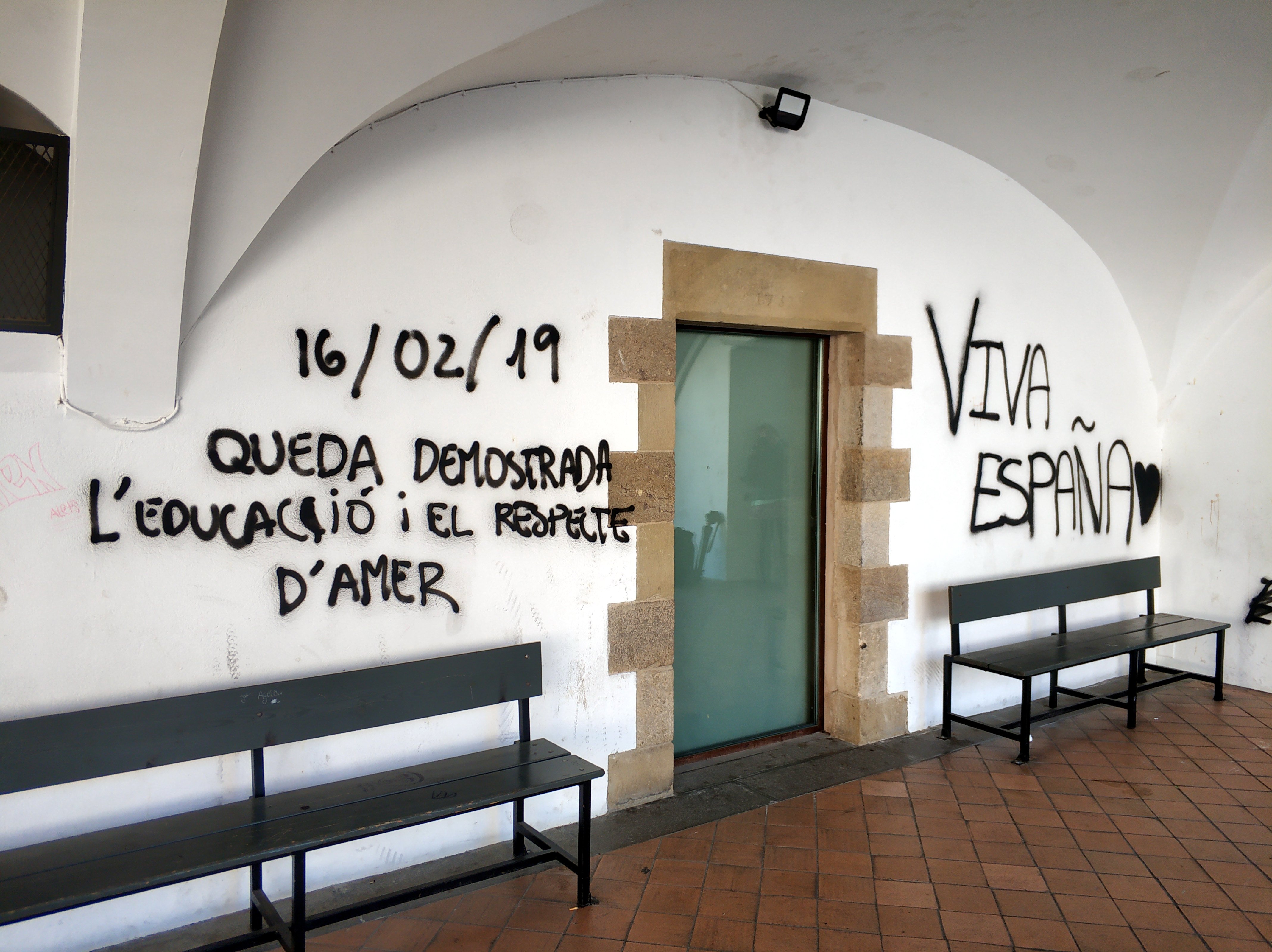 Apareixen pintades espanyolistes a Amer després de l'acte de Ciutadans