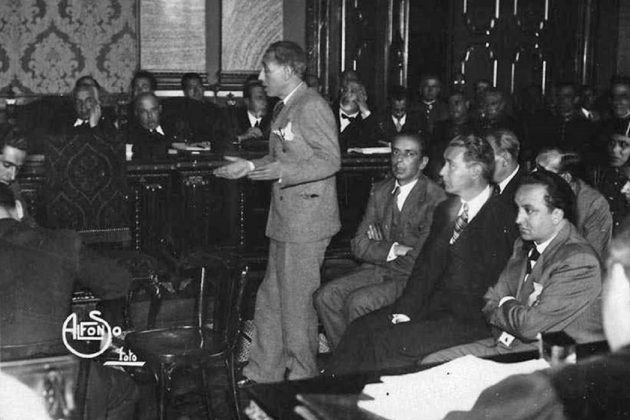 Sala de Tribunal. El president i els consellers a la banqueta dels acusats. Maig 1935. Font Arxiu Nacional de Catalunya