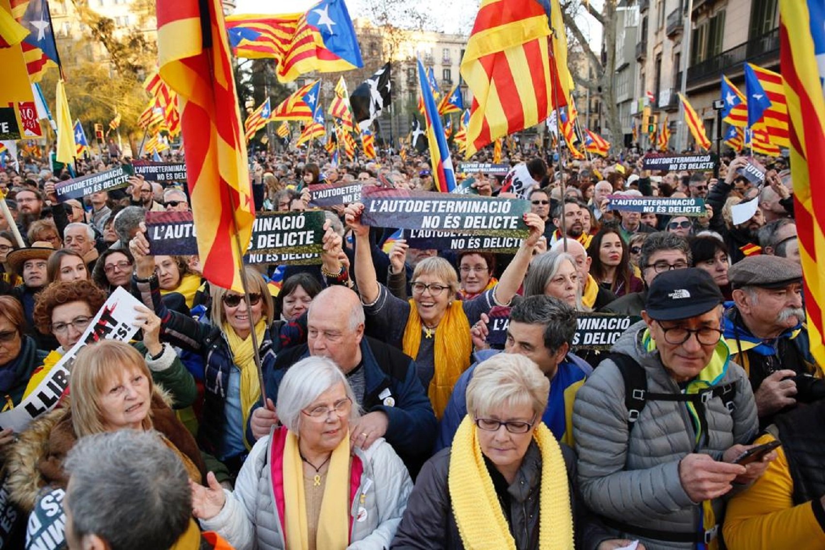 A mile and a half of "human wall" as Catalans protest against leaders' trial