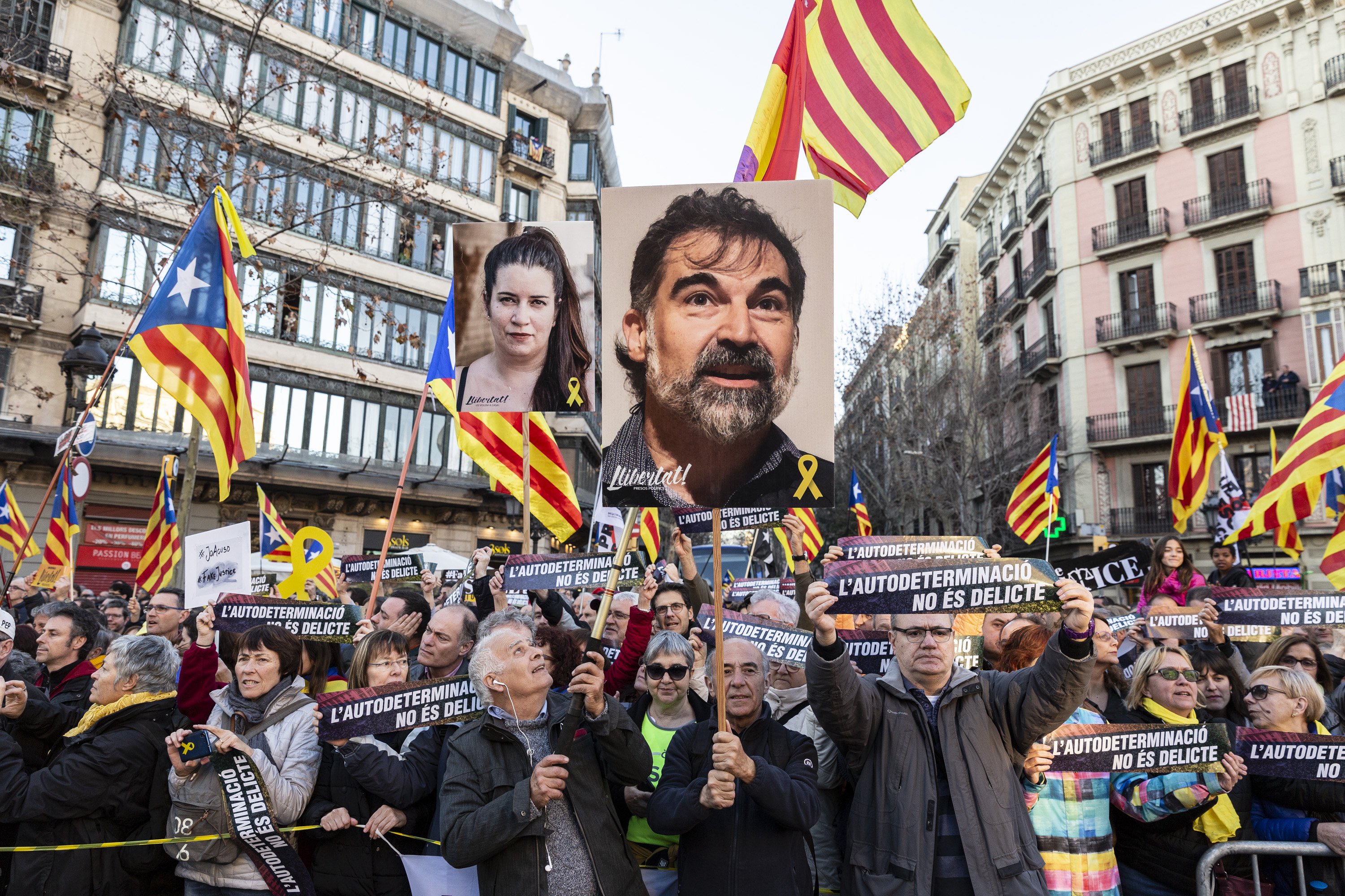 Se hace viral la bandera verde de Òmnium con un palo (que vio un guardia civil)