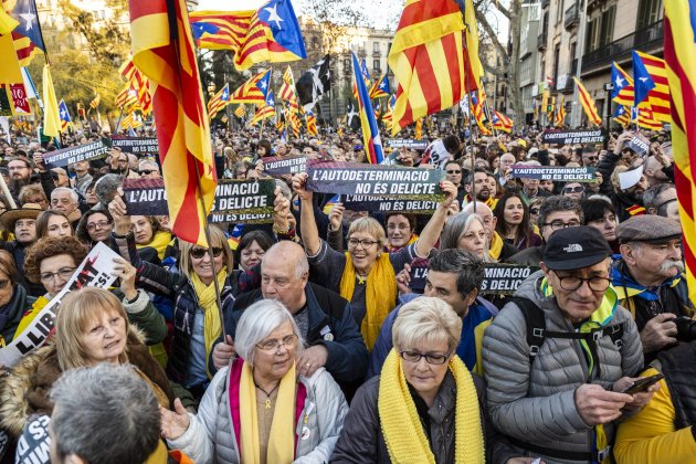 Manifestacio Gran Via Judici Proces bufandes grogues - Sergi Alcàzar