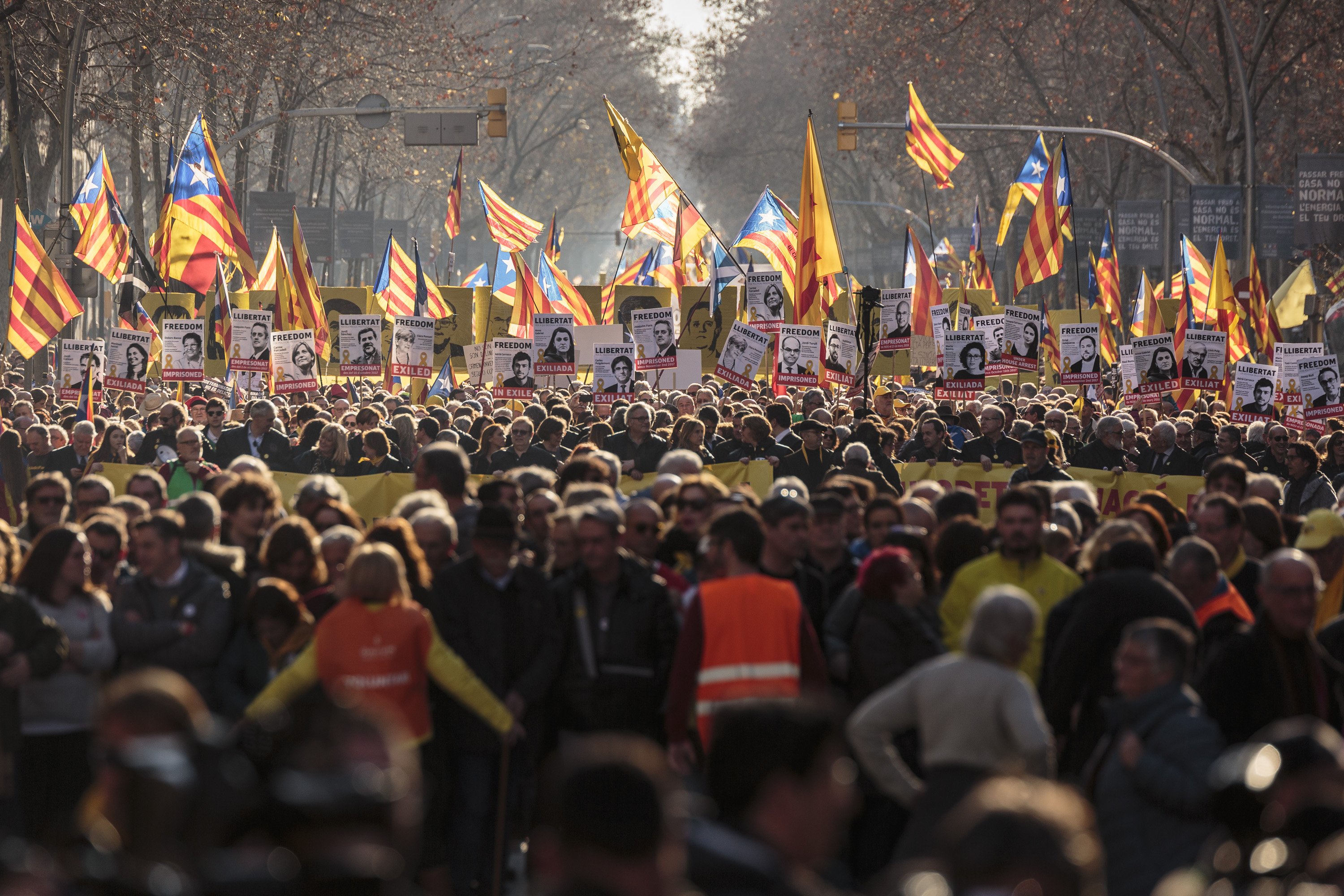 Multitudinaria manifestación independentista contra el juicio al procés