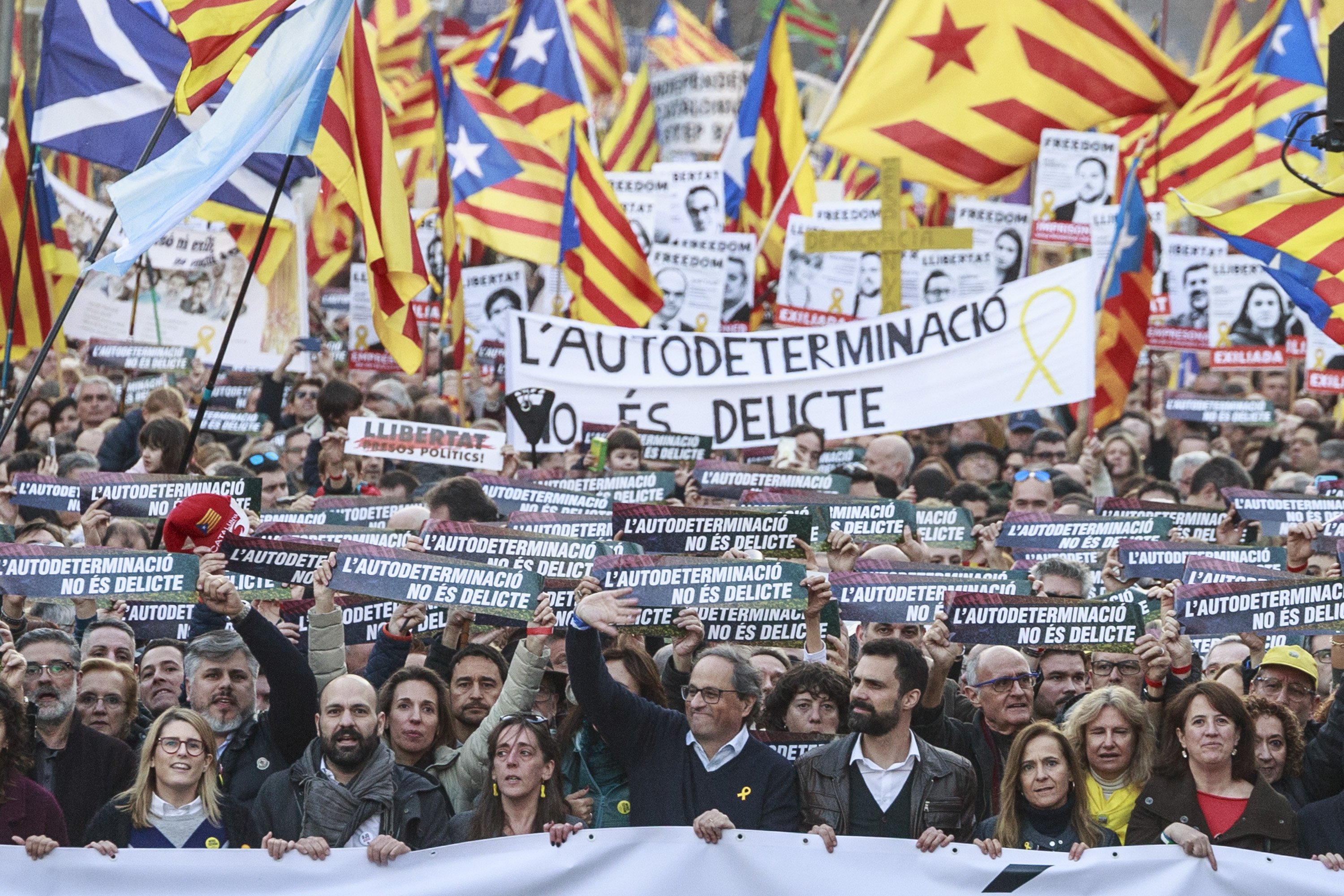 Una 'muralla humana' de 2km per la unitat i contra el judici