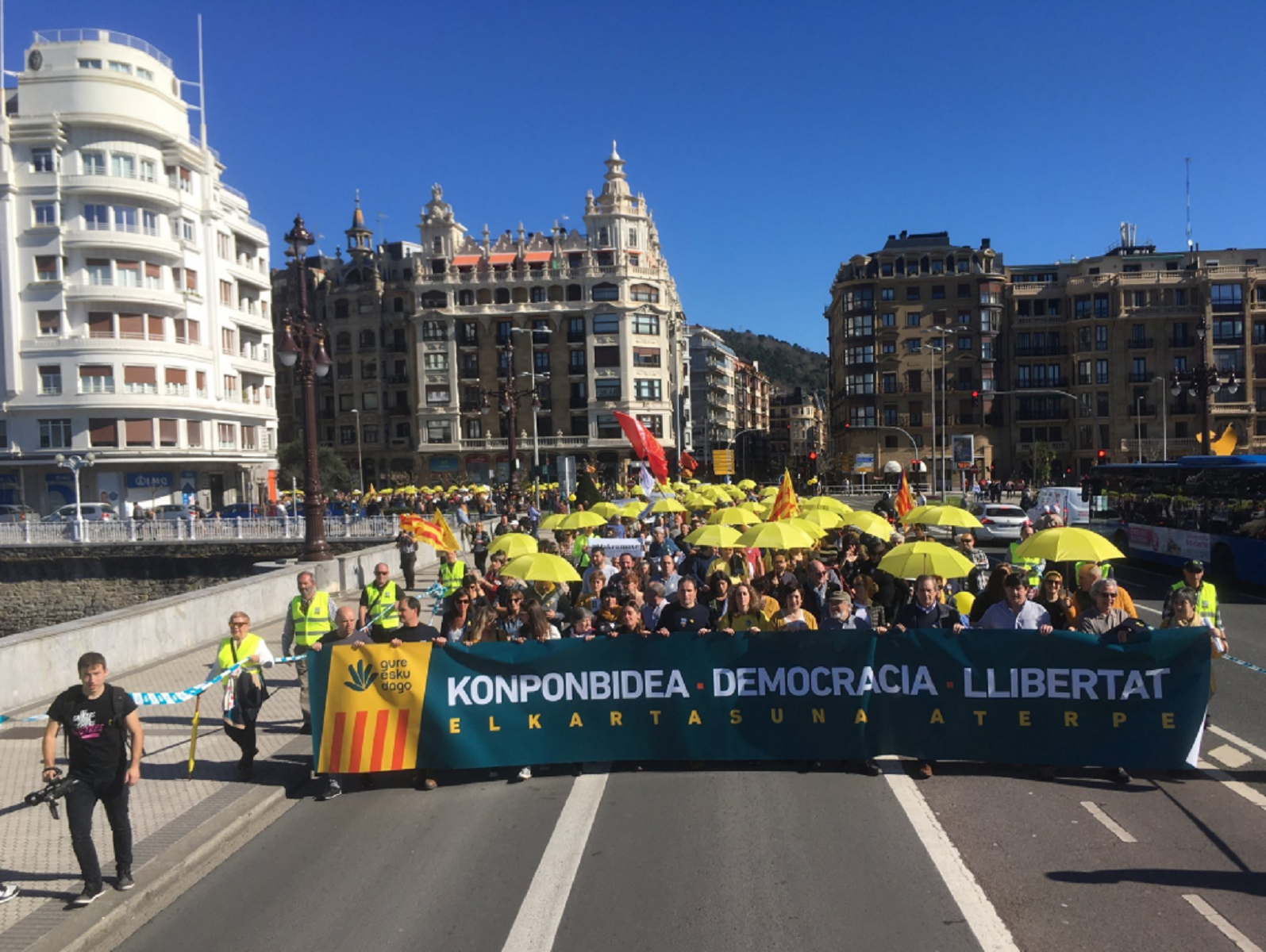Una multitud de paraigües grocs omple Sant Sebastià en solidaritat amb els presos
