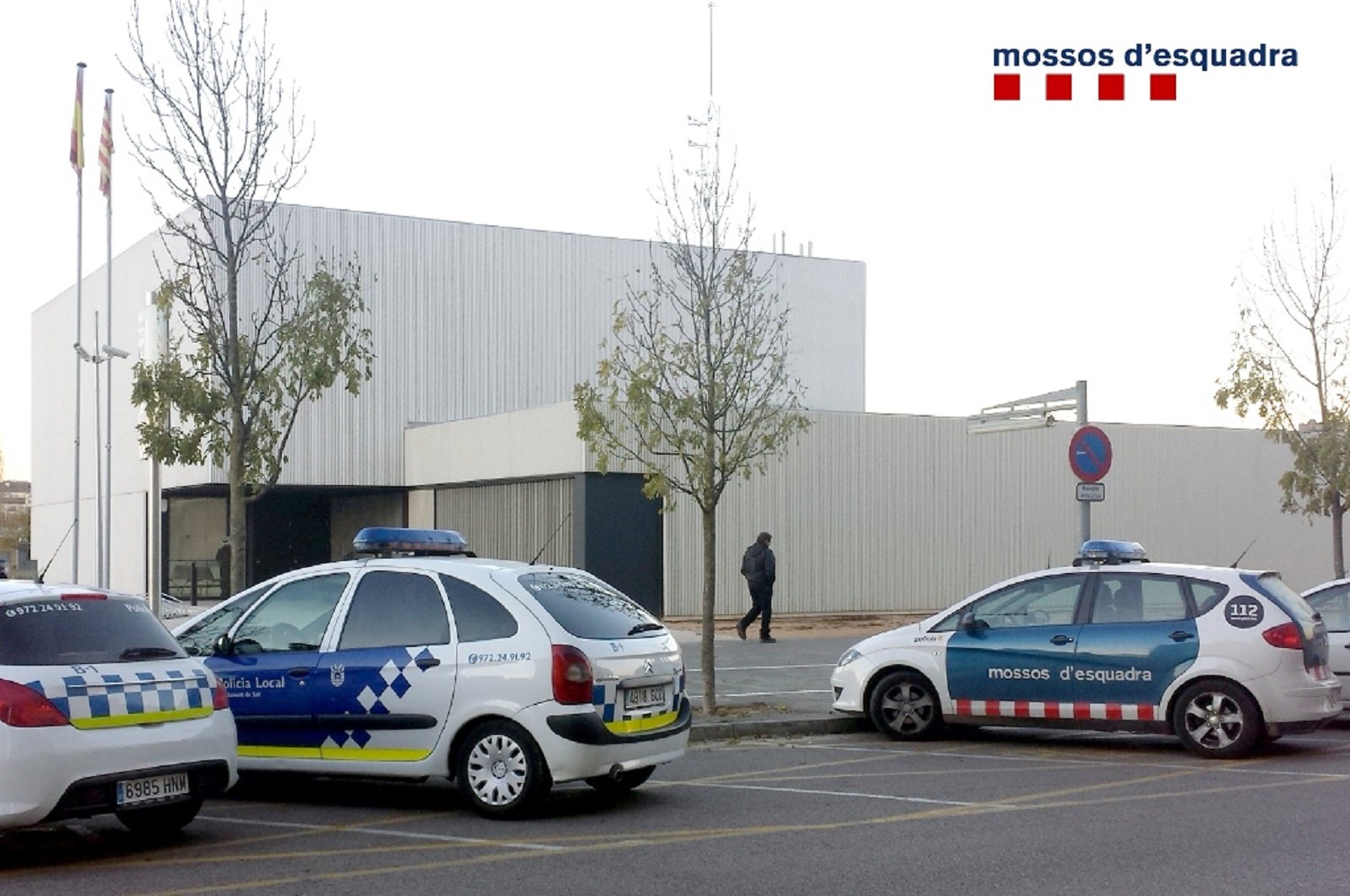 Detenen un home per robar a un super amb l'ajuda d'una tapa de clavegueram