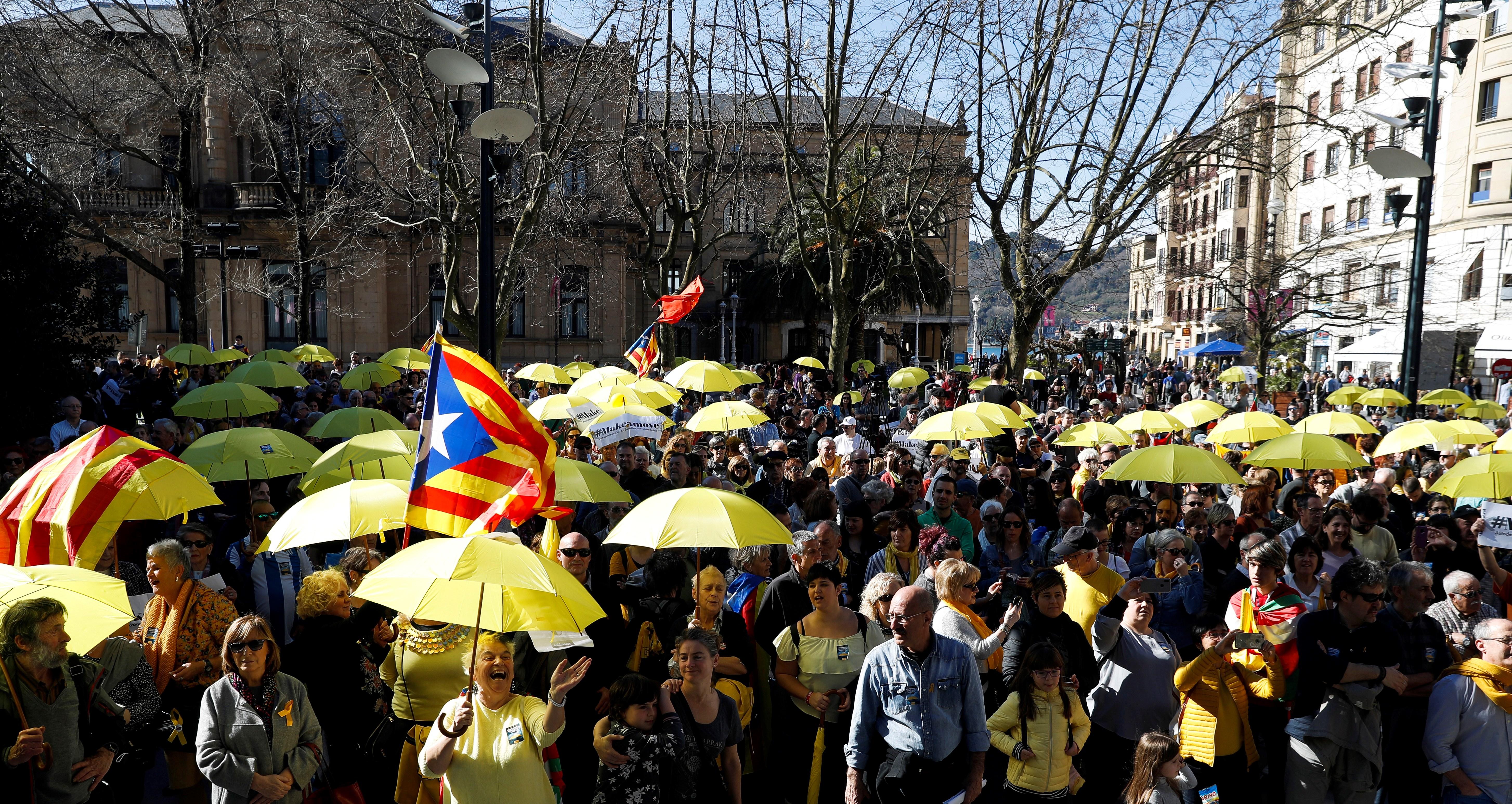 La emotiva "Estaca" de San Sebastián en solidaridad con Catalunya