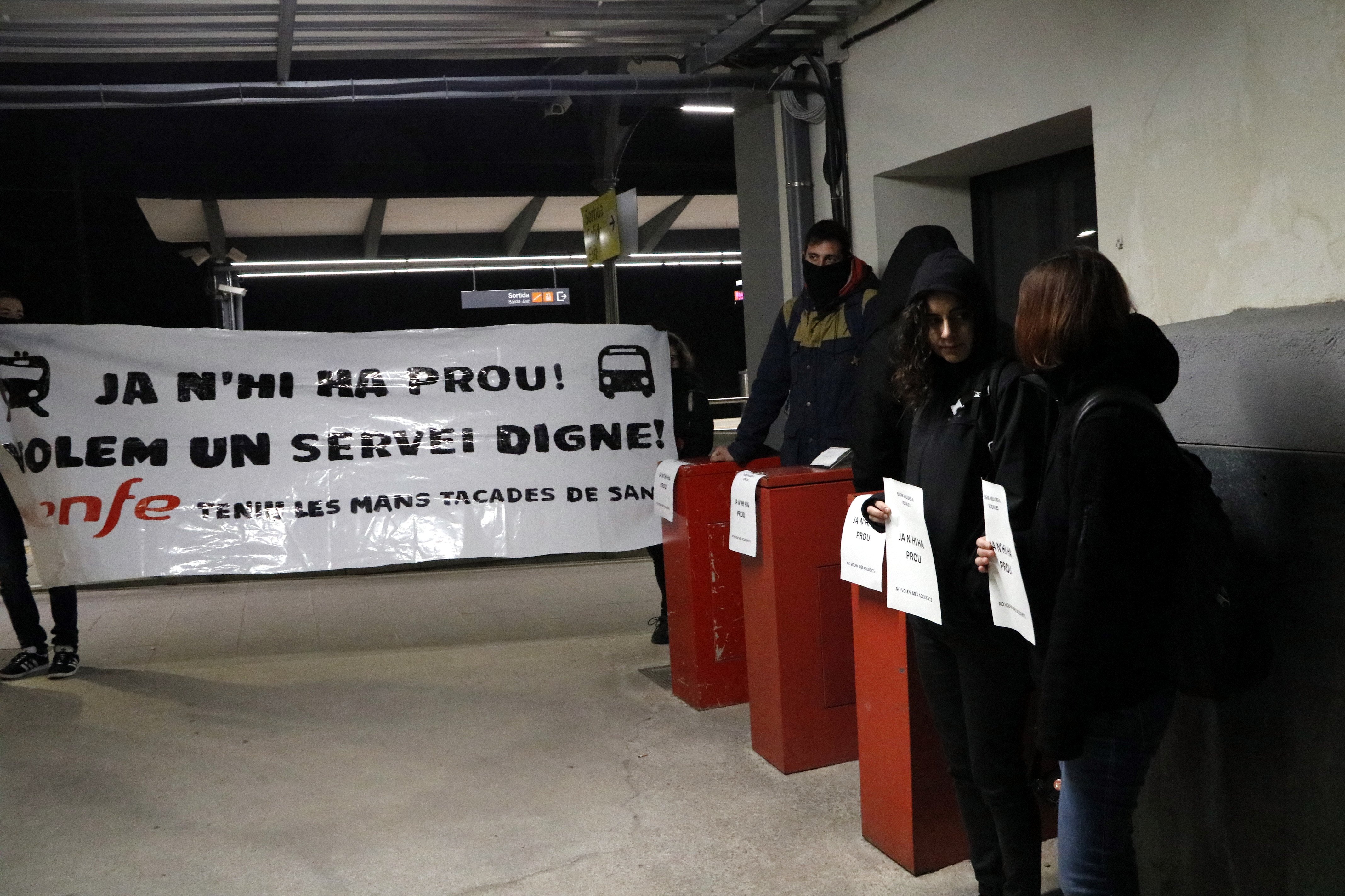 Usuarios de Rodalies denuncian agresiones en Sant Andreu durante la huelga de billetes