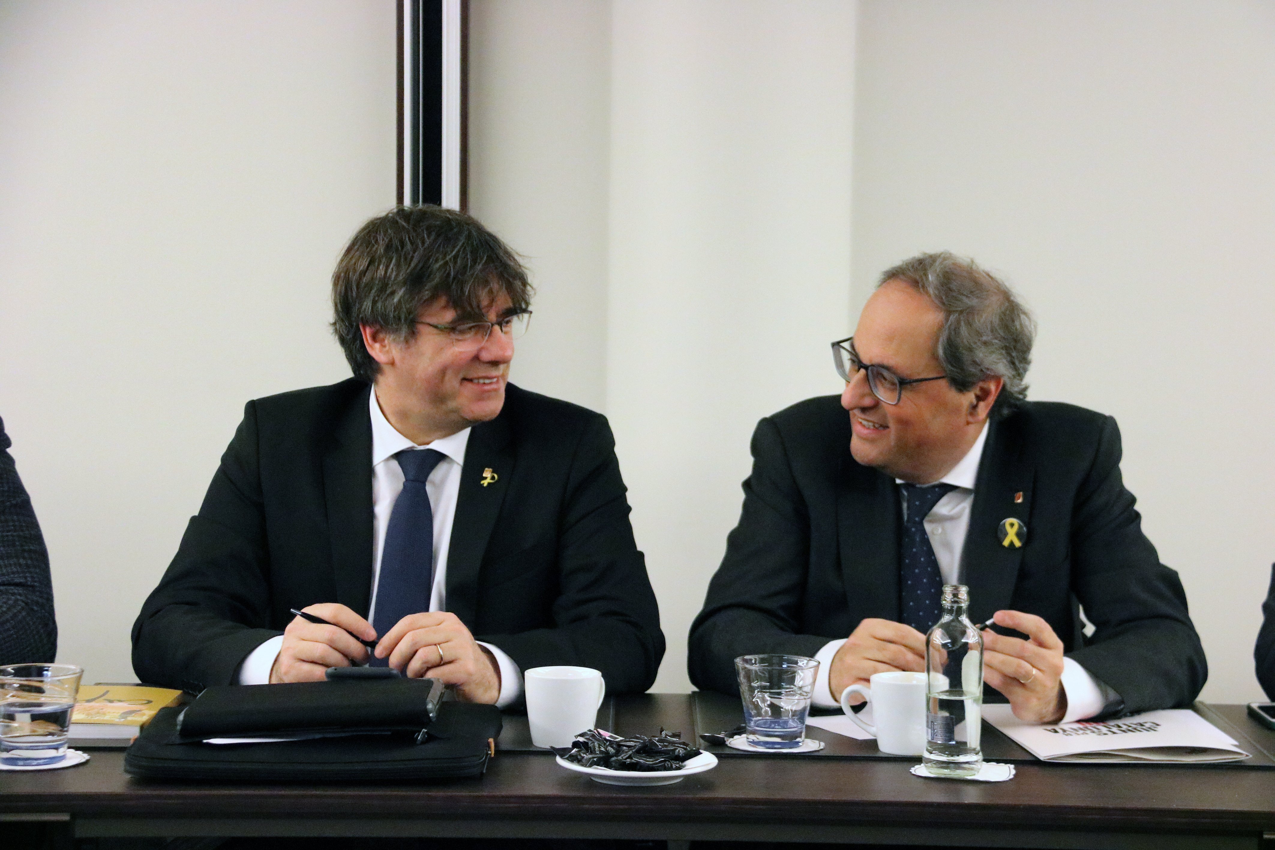 Puigdemont cierra filas con Torra por la polémica de los lazos amarillos