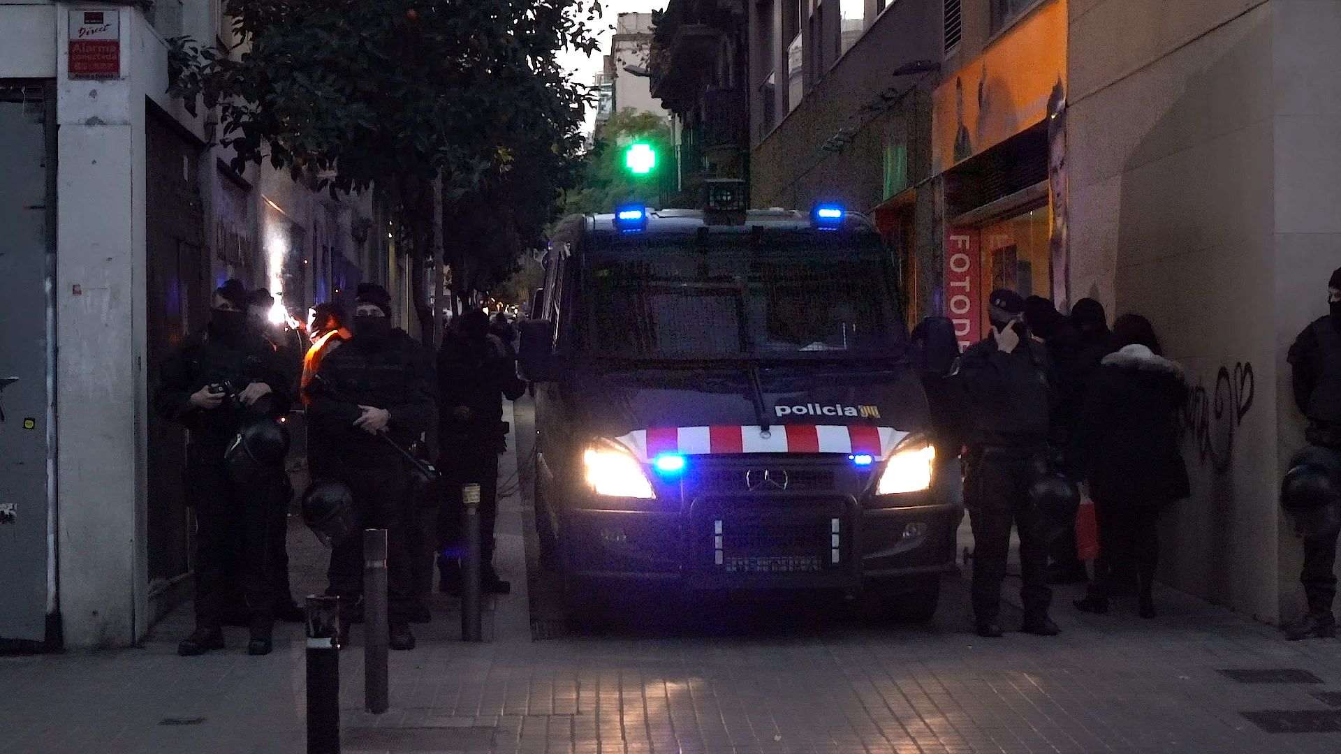 Los Mossos desalojan un edificio de okupas en el barrio de Gracia de Barcelona