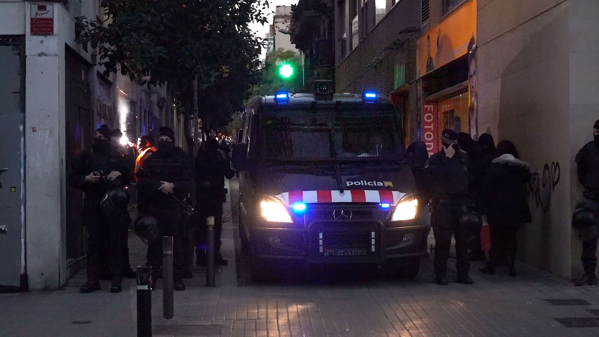 Els Mossos treuen el jove que havia reocupat el Banc Expropiat