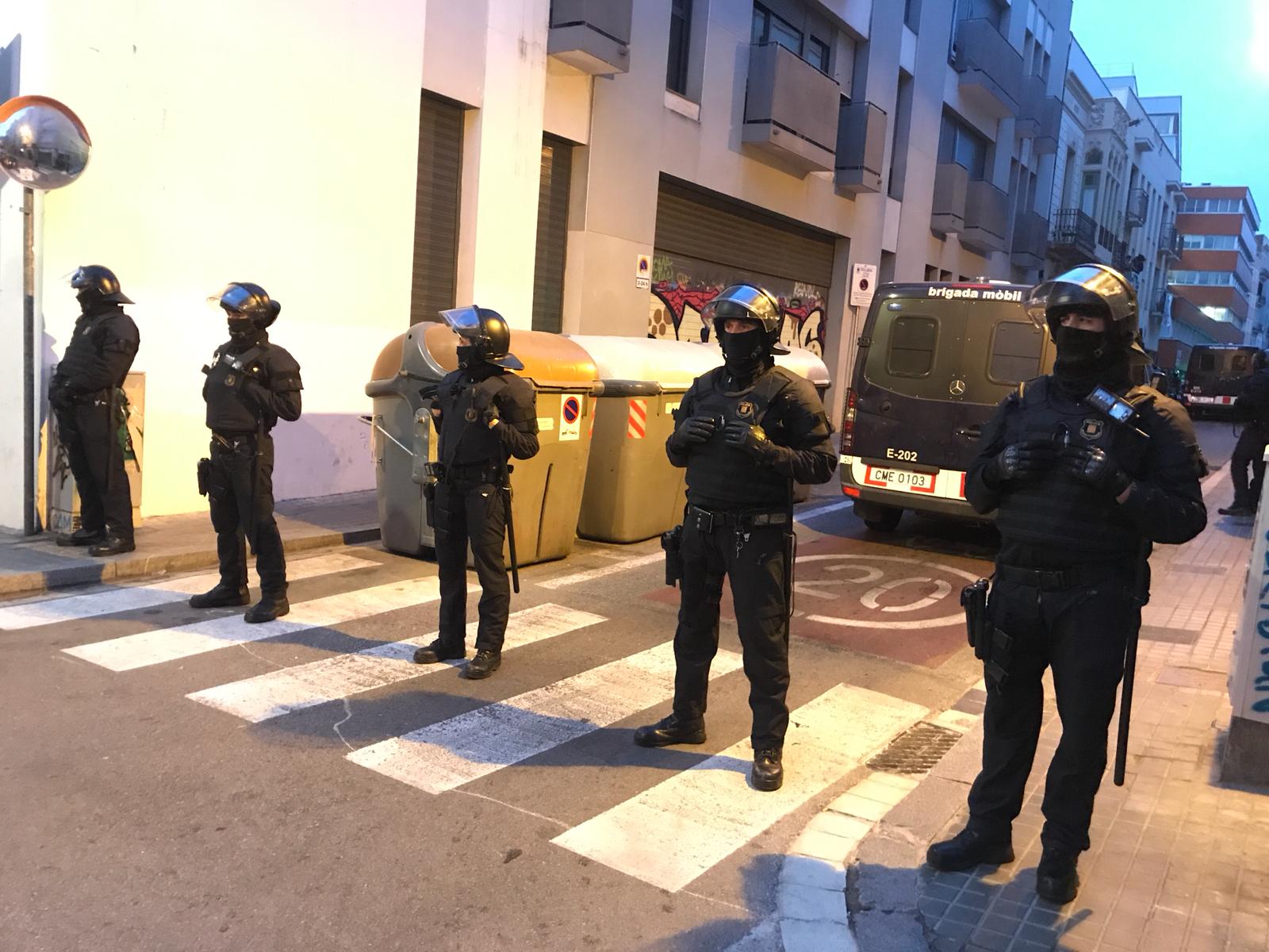 Desallotgen un bloc de Gràcia ocupat per una trentena de persones