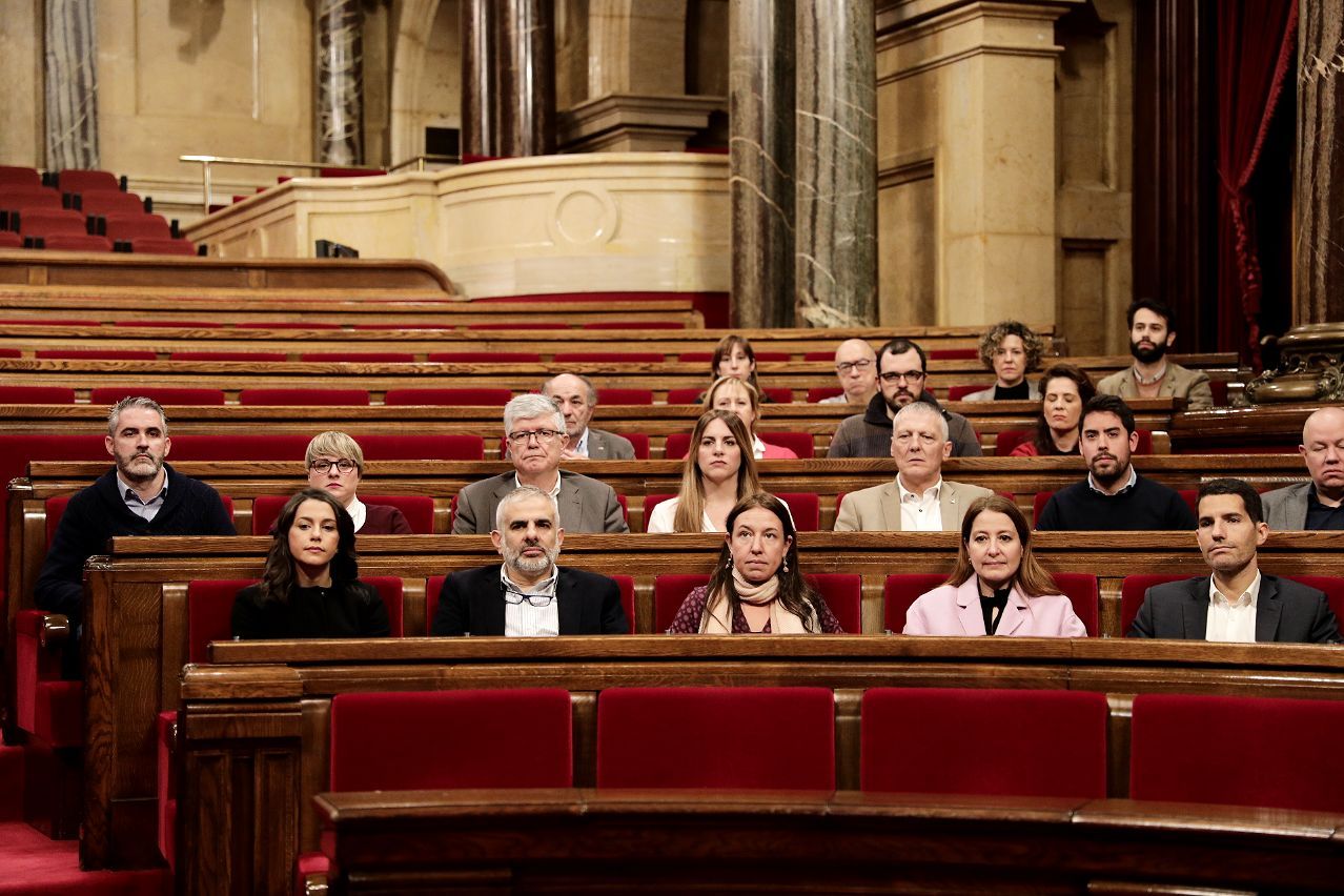 VÍDEO: Nueva performance de Ciudadanos en el Parlament "cerrado" y "abandonado"