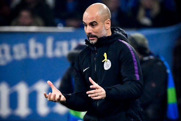 Pep Guardiola Manchester City llaç groc EFE