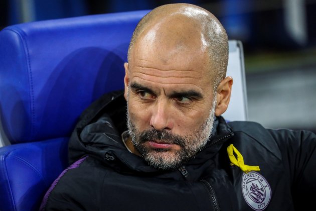 Pep Guardiola Manchester City llaç groc EFE