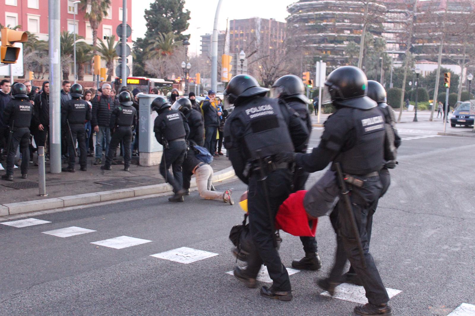 VÍDEO: Contundent desallotjament dels CDR de la Diagonal