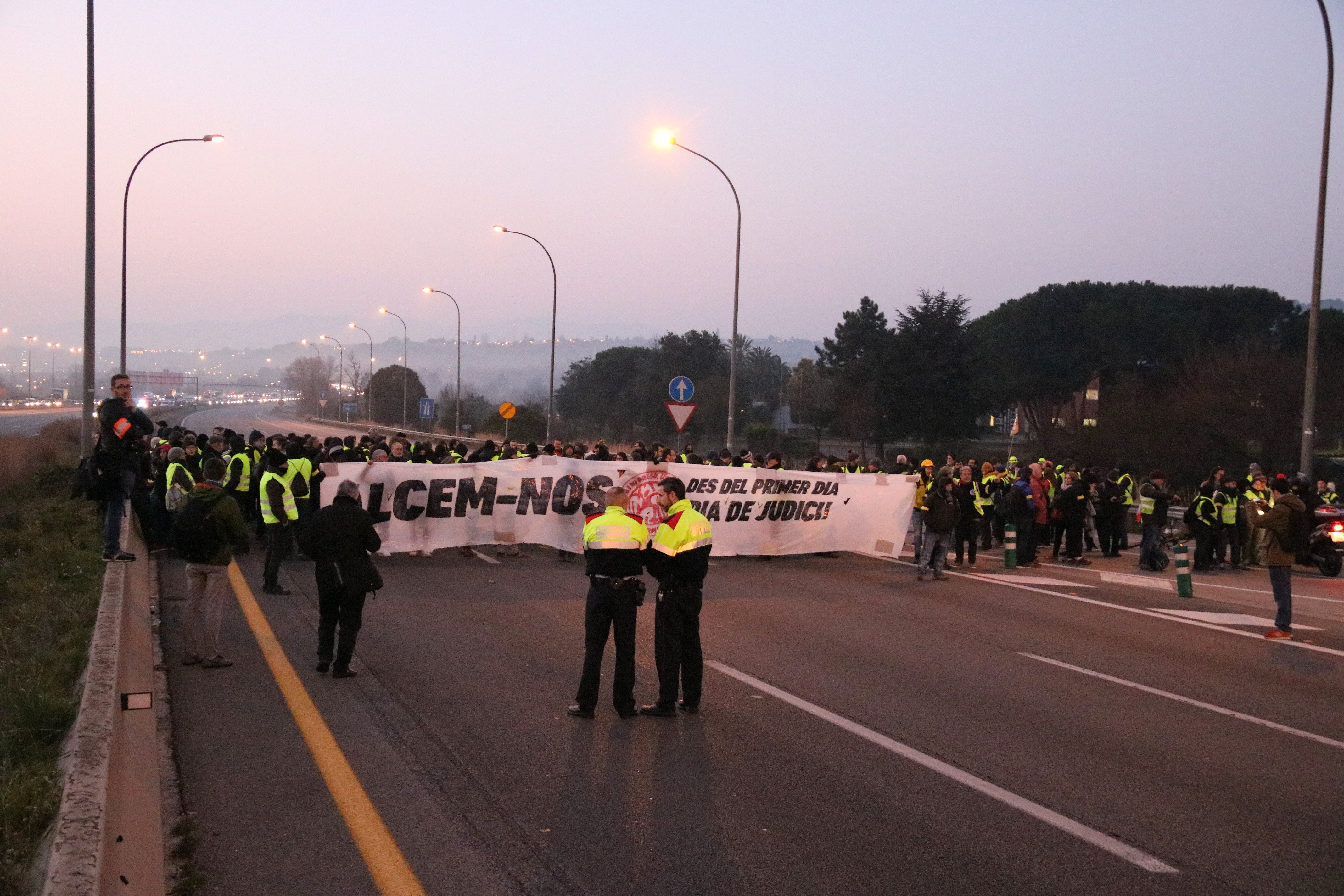 La huelga en la red viaria: más de cuarenta cortes a lo largo de la mañana