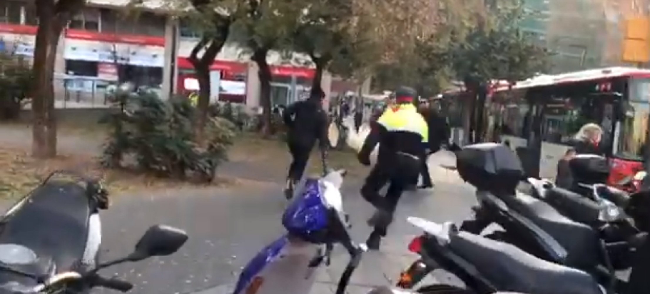 VÍDEO: Carreras de los Mossos y los CDR en la plaza Lesseps