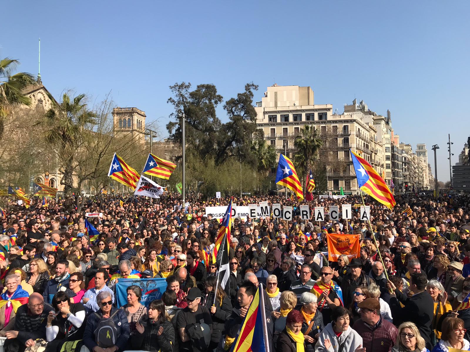 La protesta contra la “farsa” judicial omple la plaça Universitat