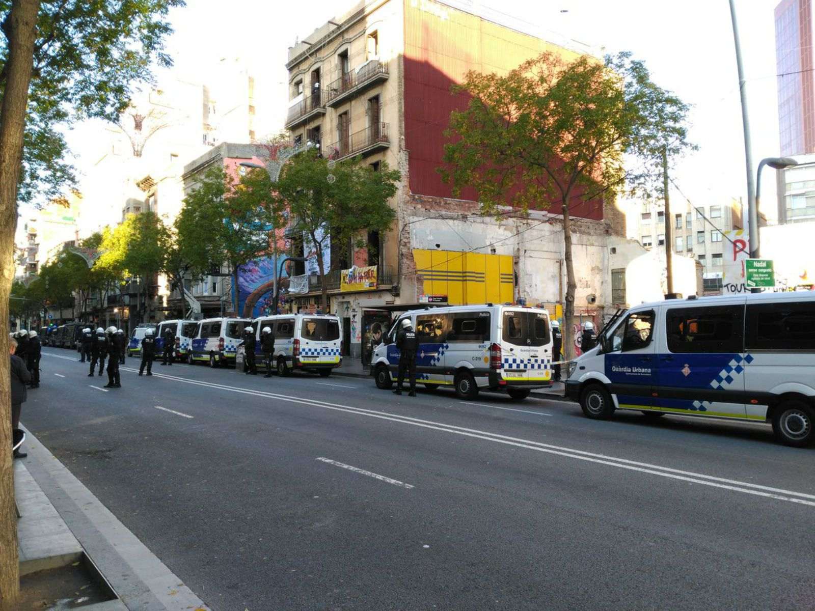 Desallotgen un edifici ocupat al barri d'Hostafrancs de Barcelona