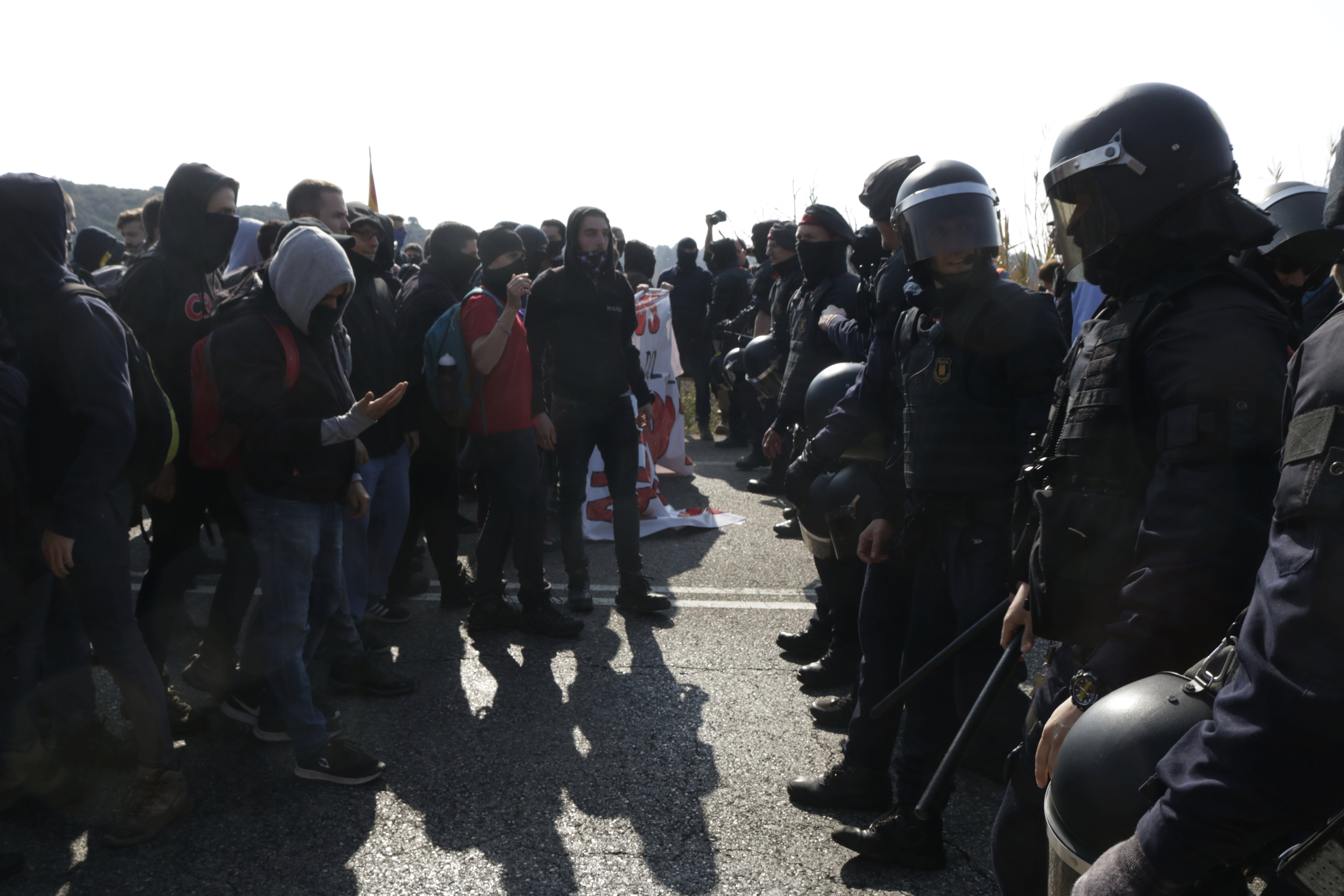 Tensió entre Mossos i més d'un miler de manifestants al peatge de l'AP-7 a Tarragona