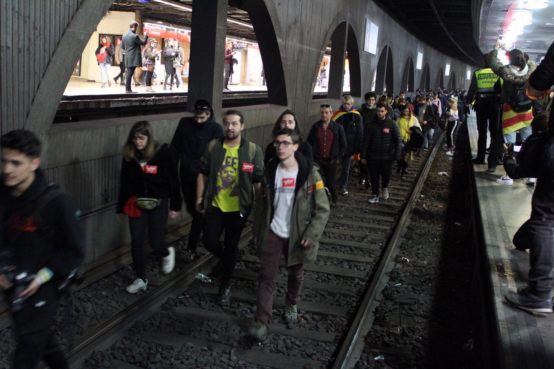 Els estudiants ocupen les vies del tren a l'estació de plaça Catalunya de Barcelona