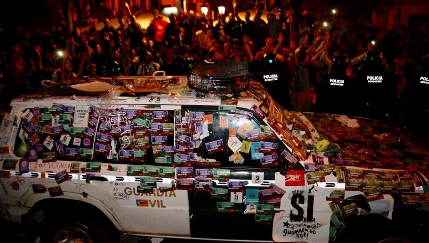 Why did the Civil Guard leave long weapons in open car during key Catalan protest?