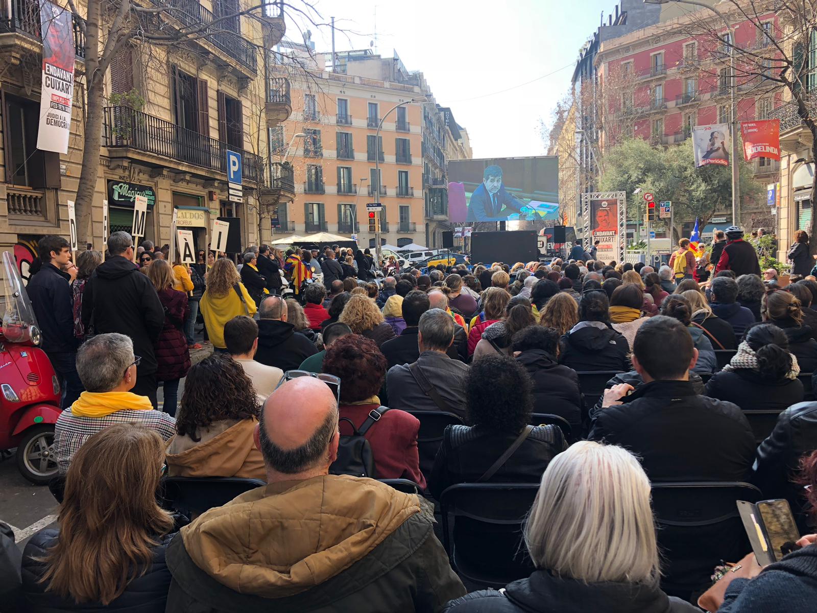 Òmnium instala pantallas gigantes en la calle para seguir el juicio