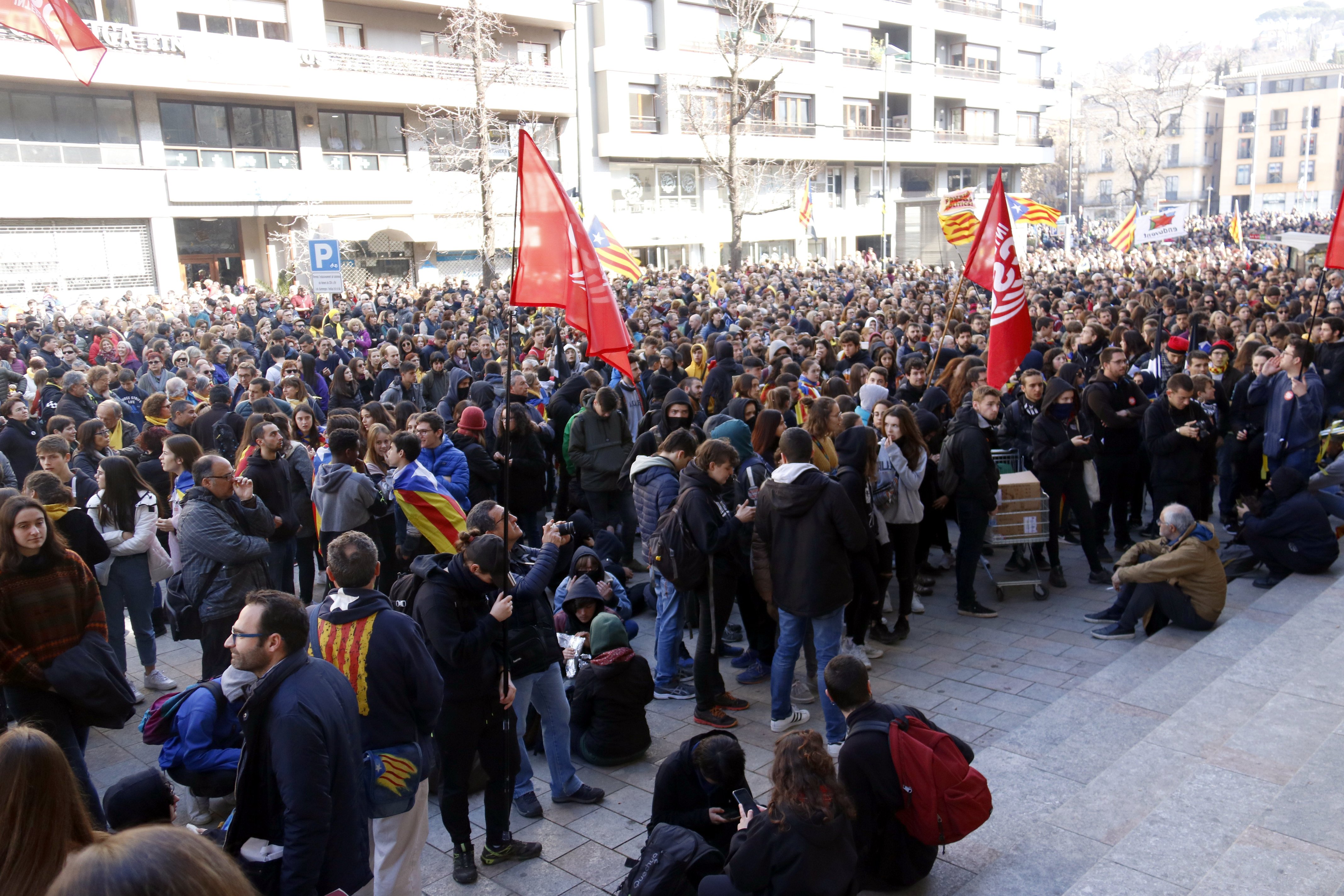9.000 persones es concentren a la seu del Govern de Girona per reclamar la llibertat dels presos
