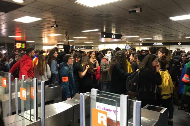 vaga 21 febrer vestíbul renfe plaça catalunya el nacional carlota camps