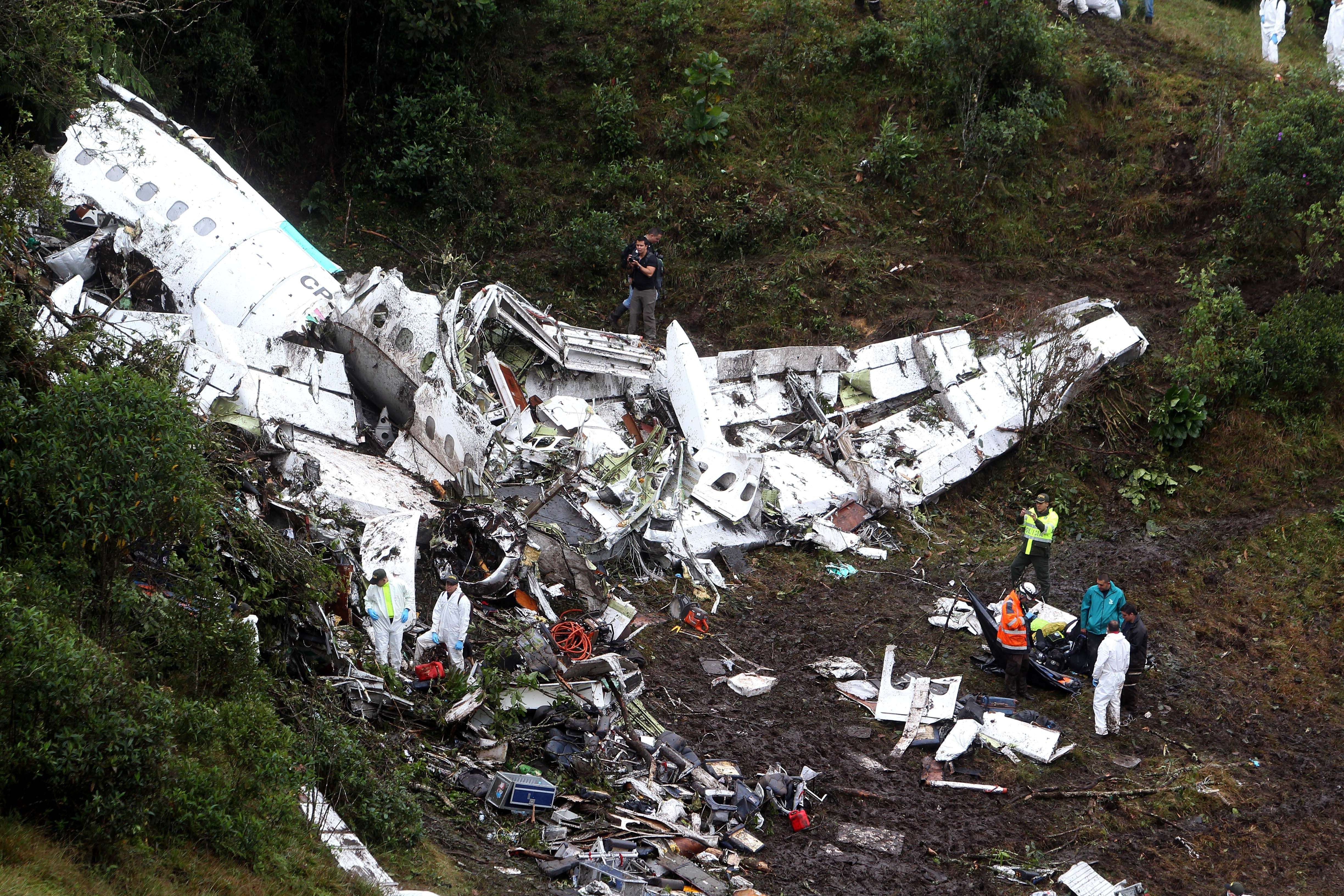 El avión del Chapecoense iba con combustible al límite y exceso de peso