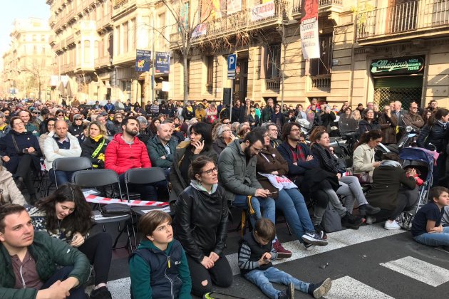 Botran, Boya i Pilar Calvo a la seu d'Òmnium seguint el judici en directe - Carlota Camps