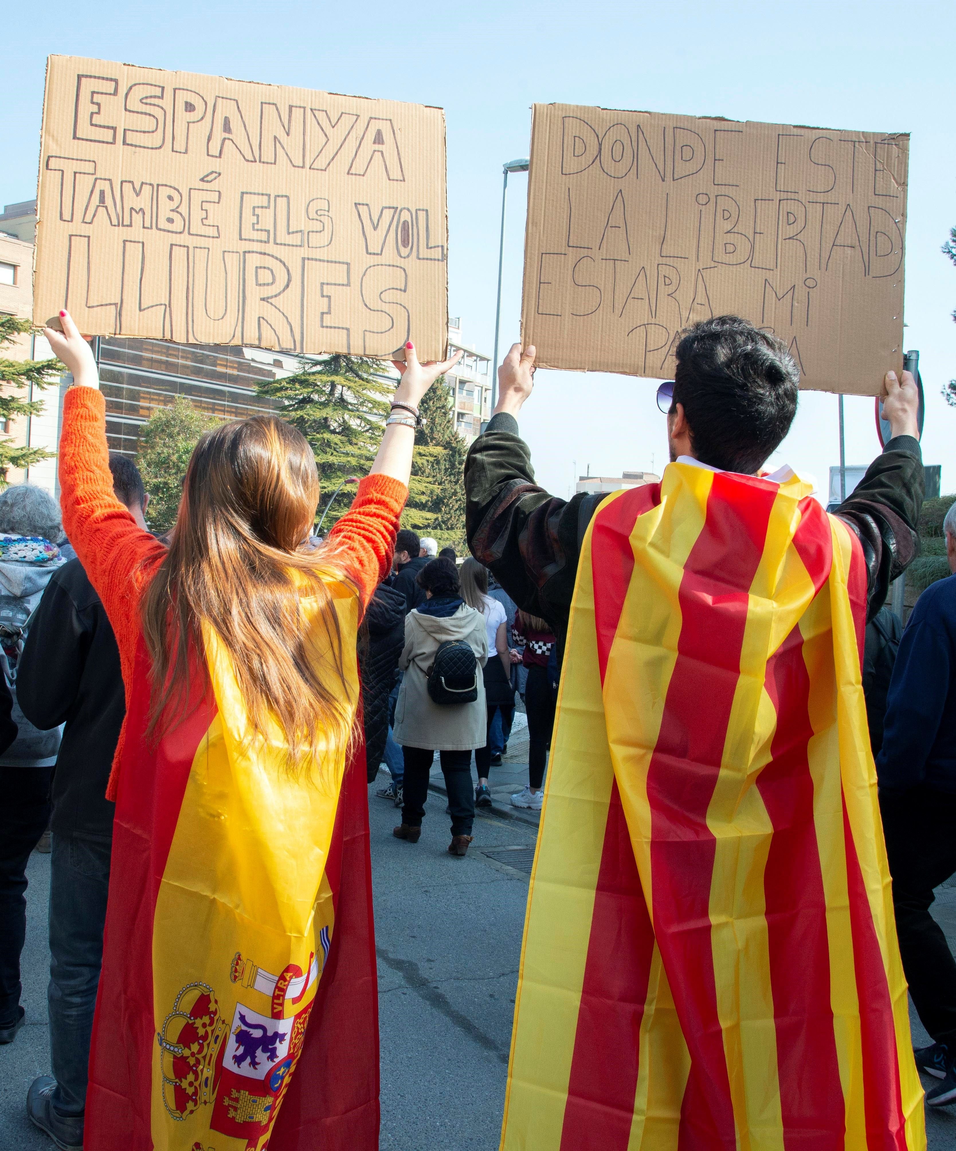 Proespañoles se suman a la huelga contra el juicio