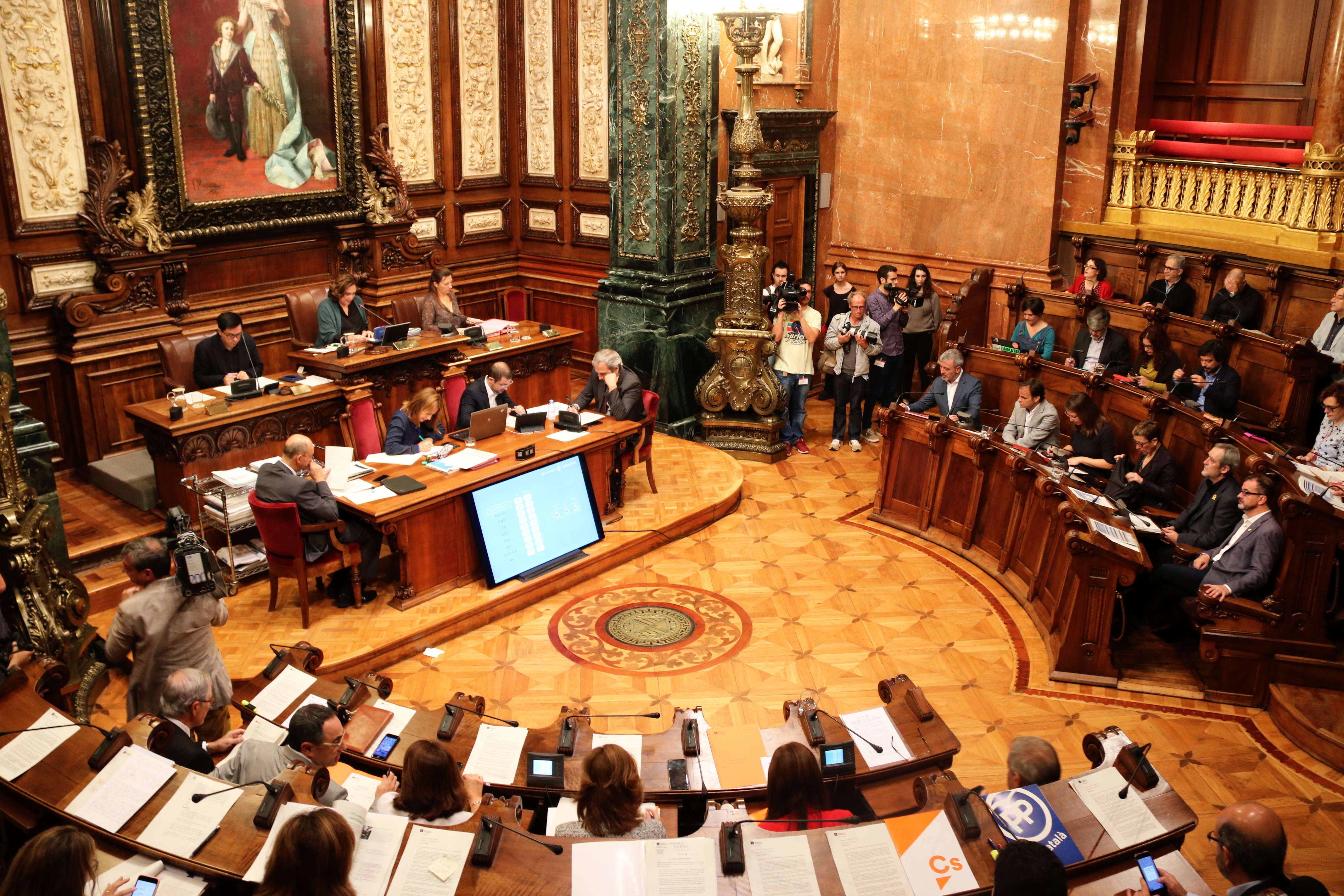 Barcelona s'adhereix a la campanya d'Òmnium contra el judici
