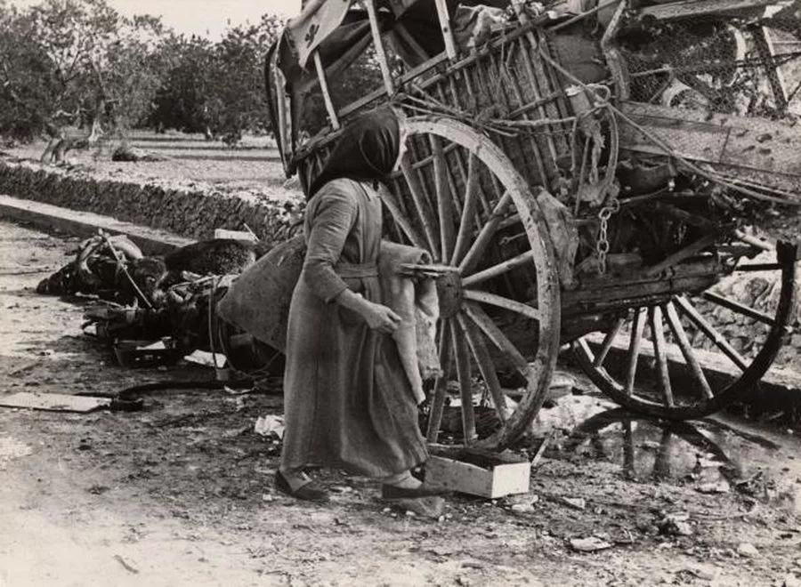 Refugiats republicans a la carretera de Tarragona a Barcelona bombardejats per l'aviació franquista. Font Ajuntament de Tarragona